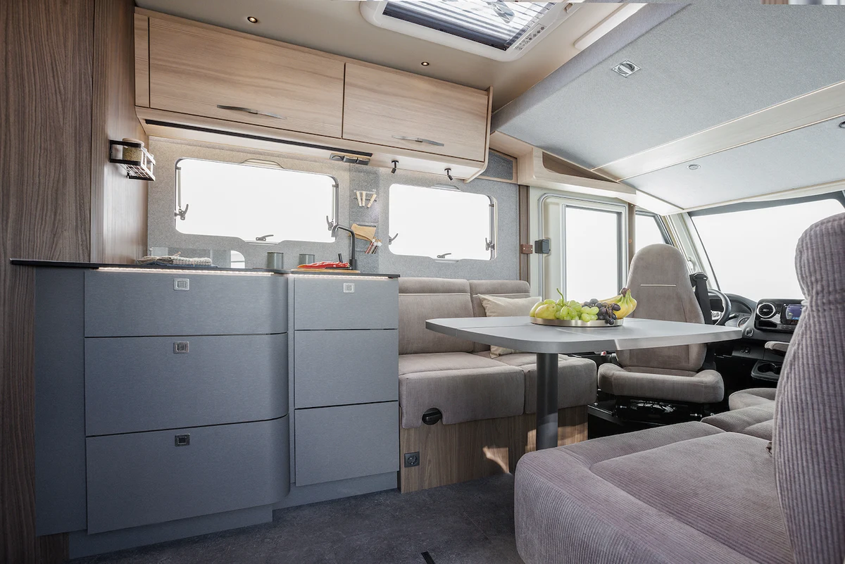 Interior oficial de la Eura Mobil Integra Line GT IL 726 EF, cocina y comedor