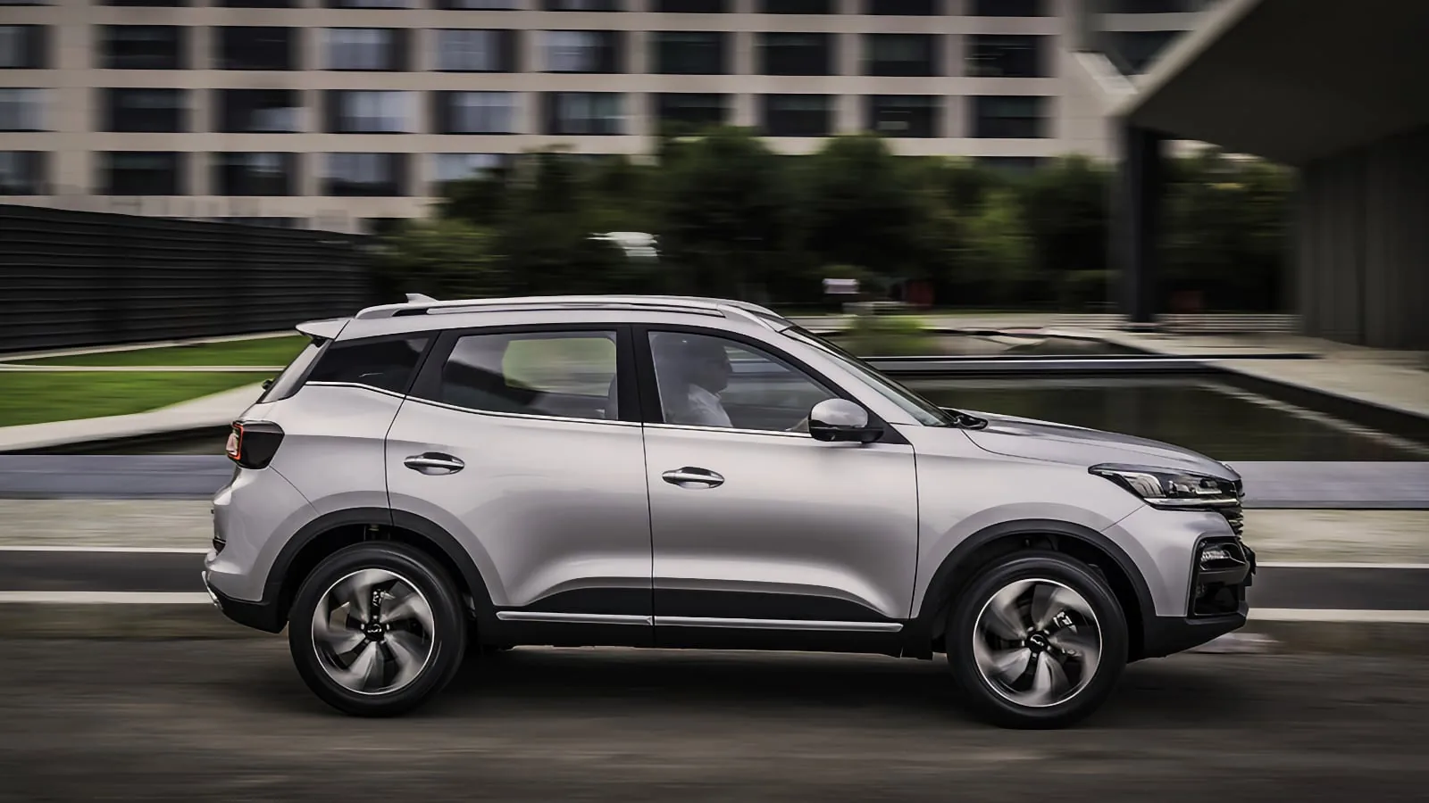 EVO Cuatro plateado circulando, SUV de 4,4 metros