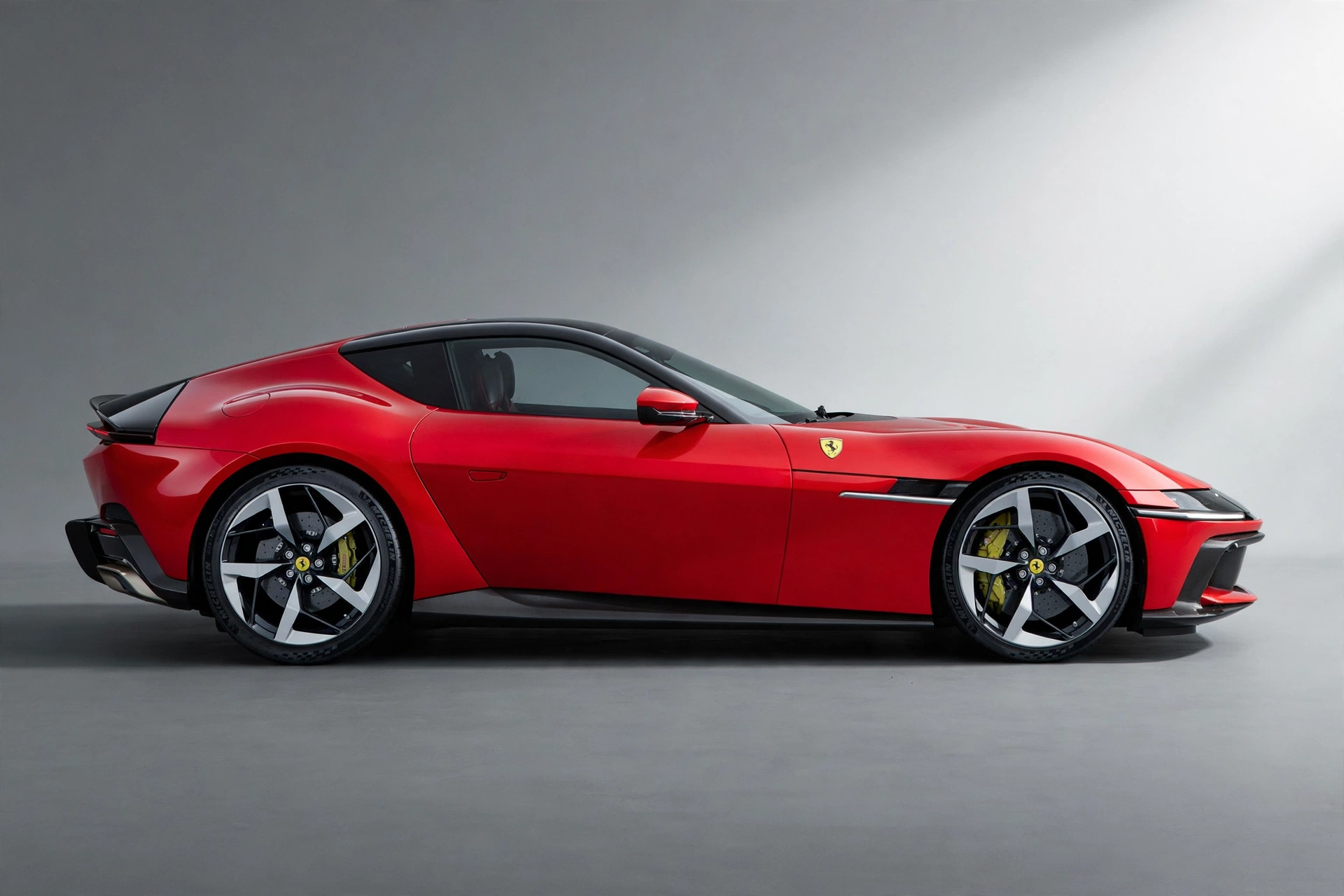 Ferrari 12Cilindri, vista lateral del gran turismo V12