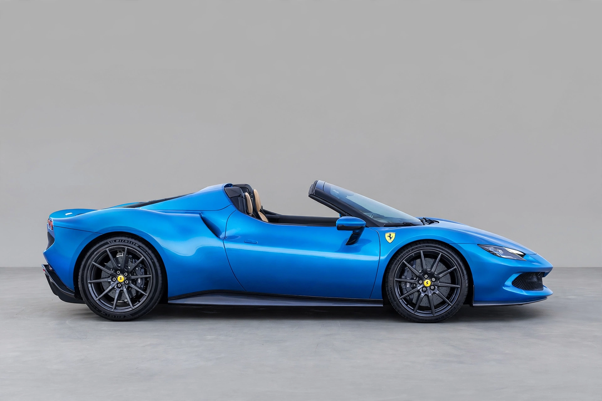 Ferrari 296 GTS, vista lateral con techo duro bajado