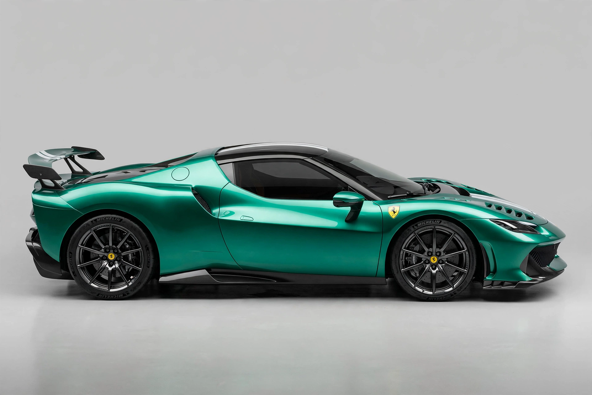 Ferrari 296 Speciale, vista lateral con franjas de carreras