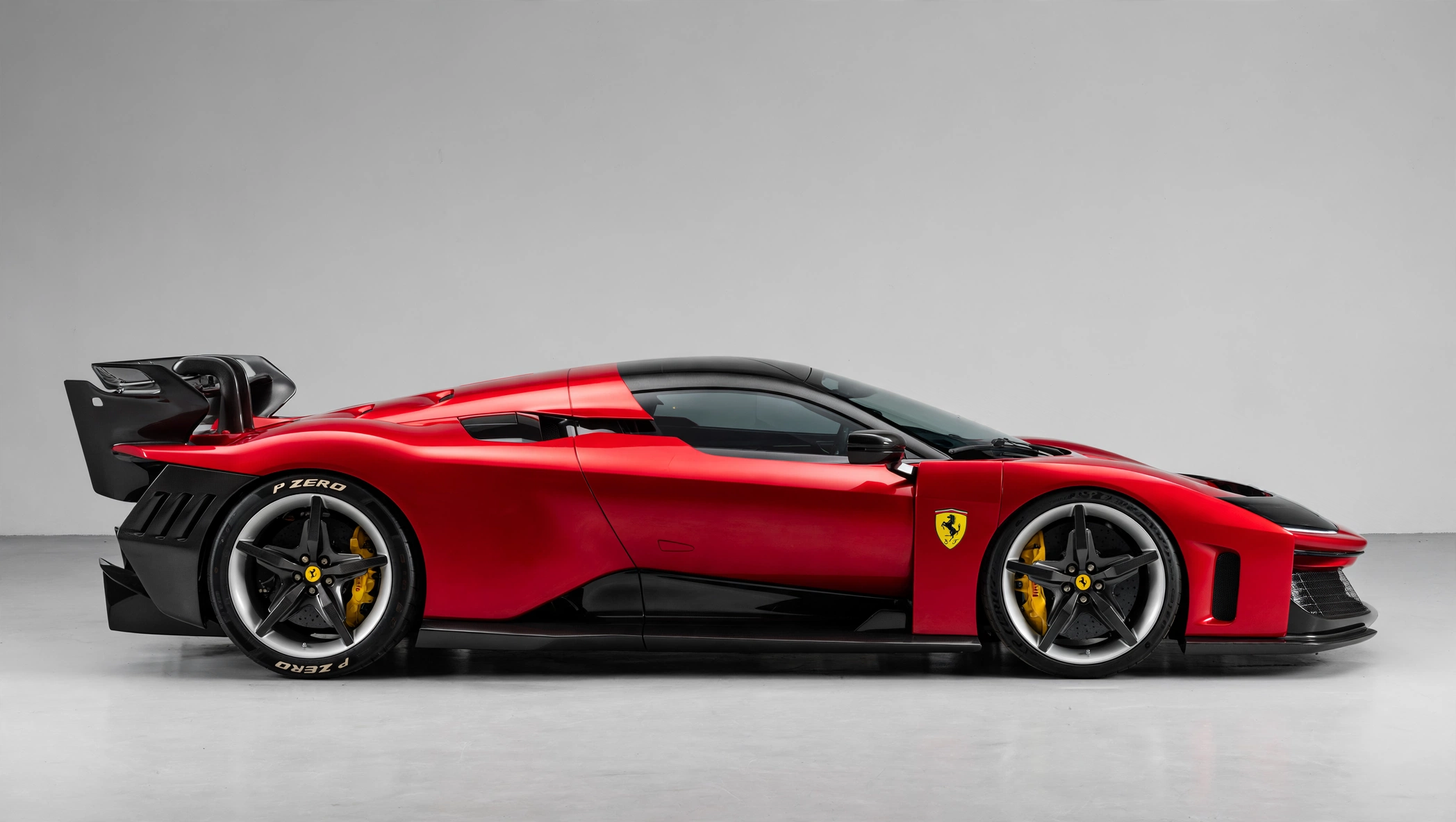 Ferrari F80, vista lateral del hiperdeportivo híbrido
