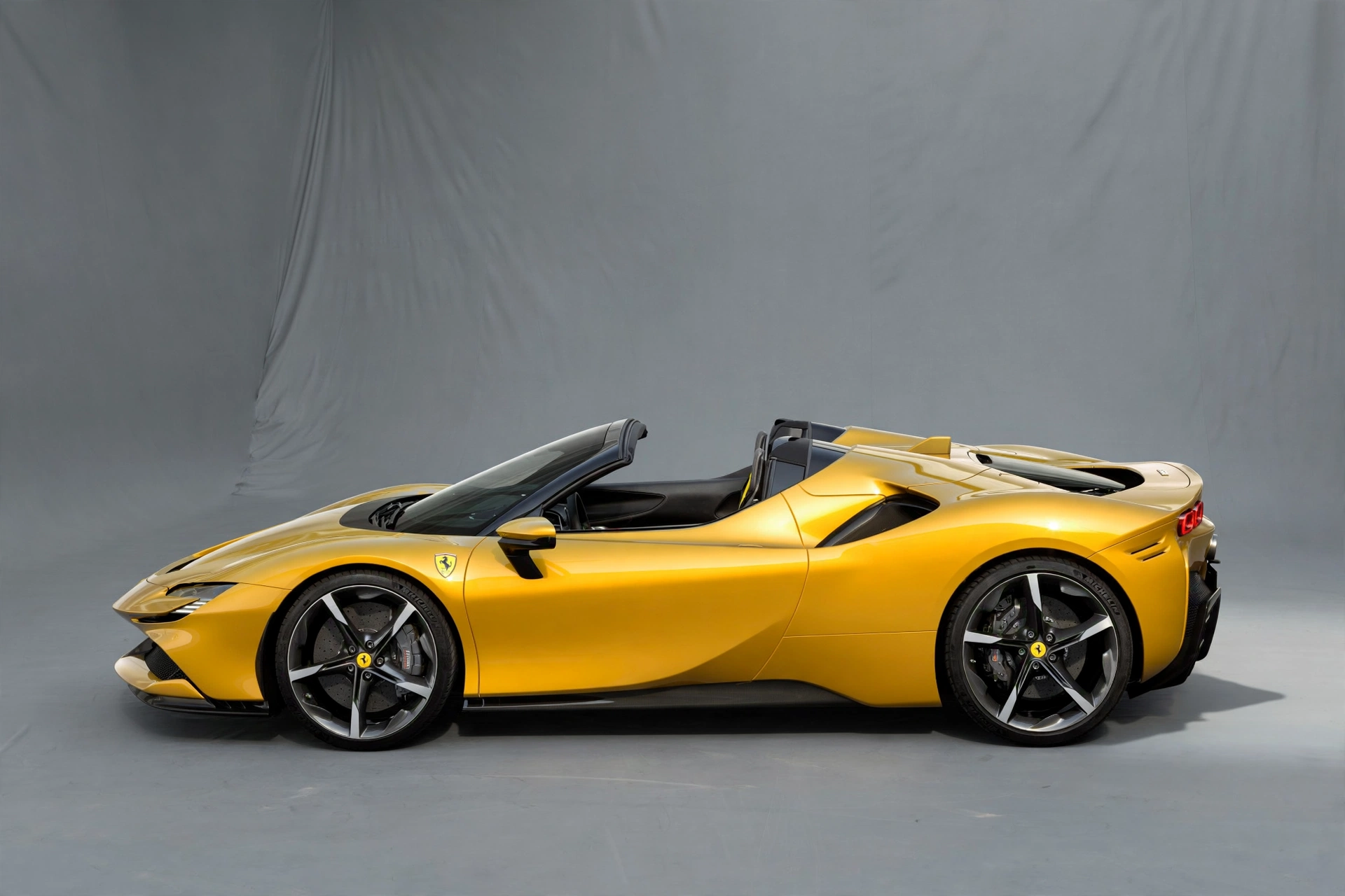 Ferrari SF90 Spider, vista lateral con capota bajada