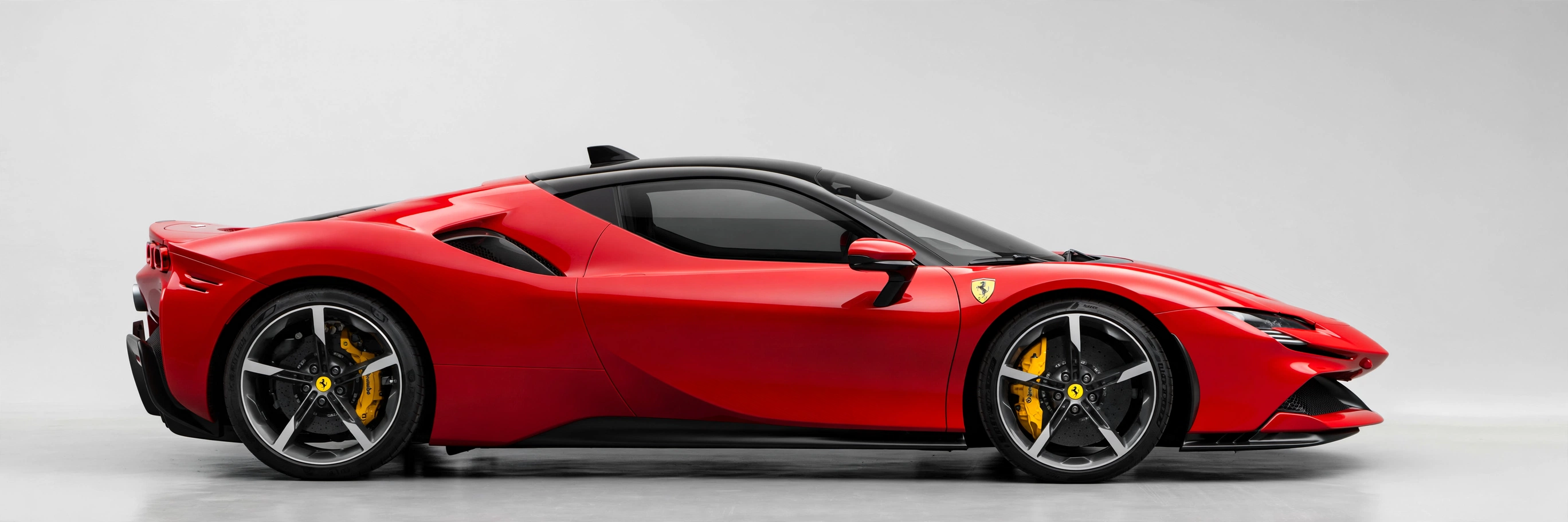 Ferrari SF90 Stradale, vista lateral del superdeportivo híbrido