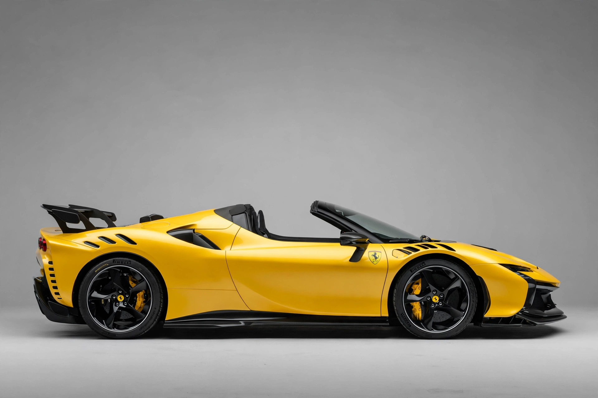 Ferrari SF90 XX Spider, vista lateral con alerón de competición