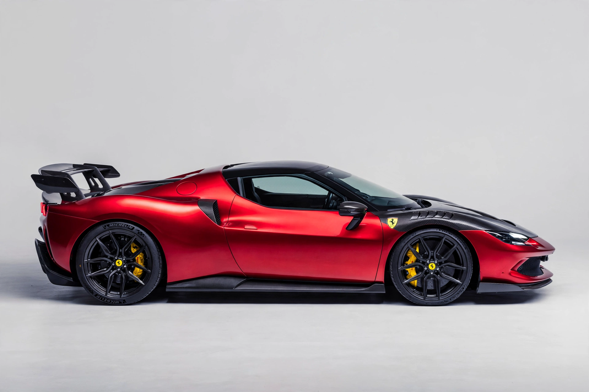 Ferrari SF90 XX Stradale, vista lateral con kit aerodinámico extremo