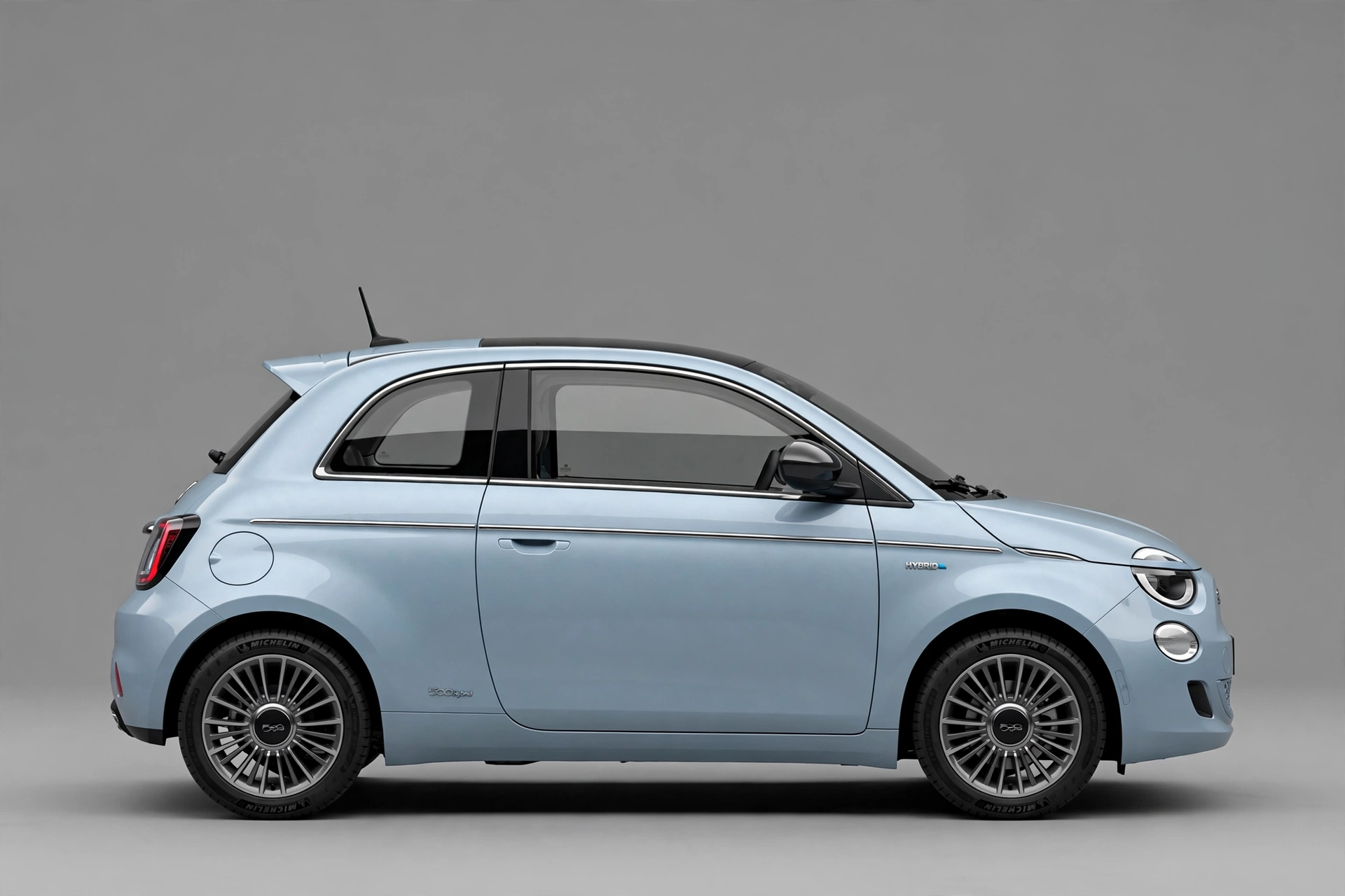 Fiat 500 Hybrid azul claro, vista lateral