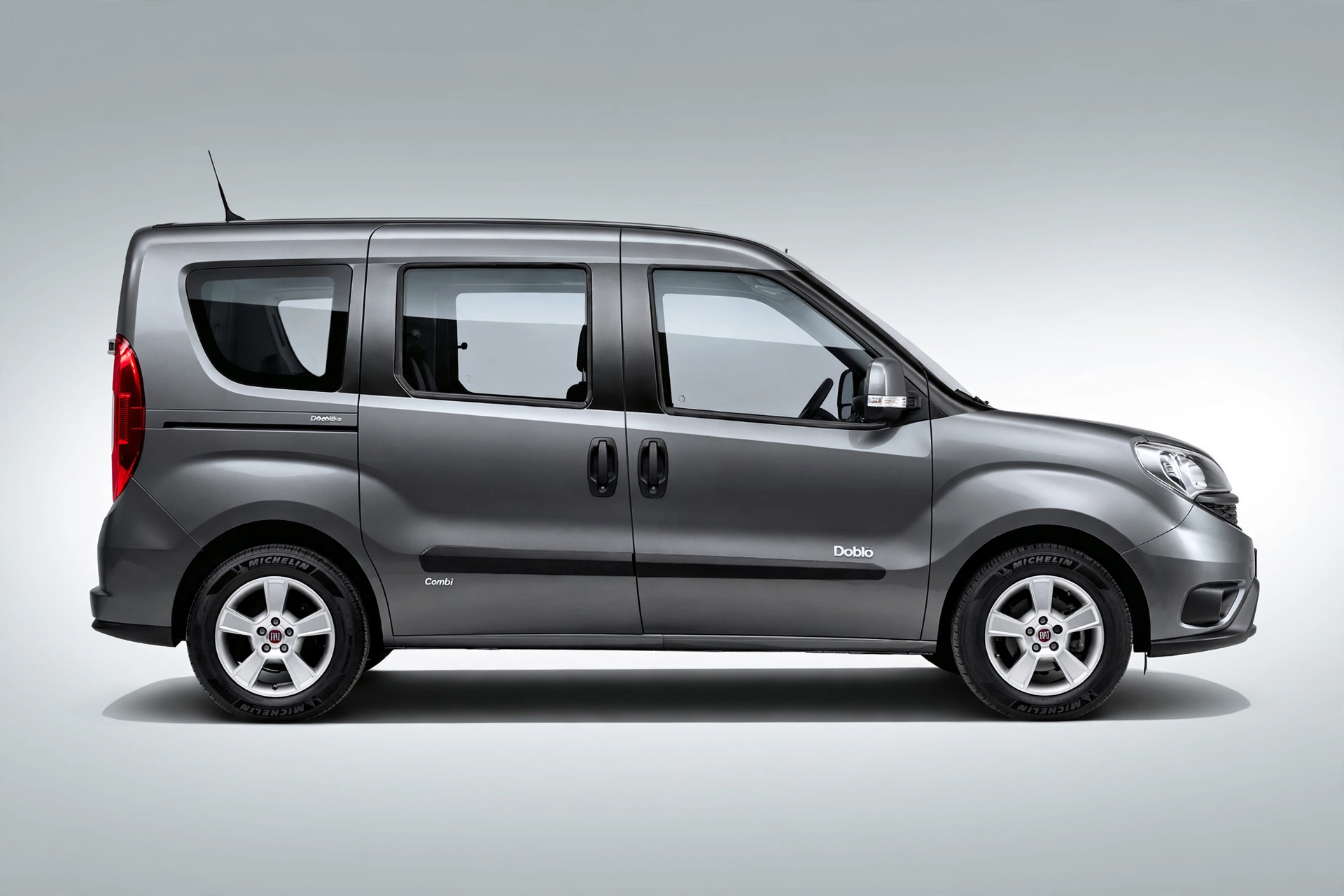 Fiat Doblò gris, vista lateral con puertas correderas