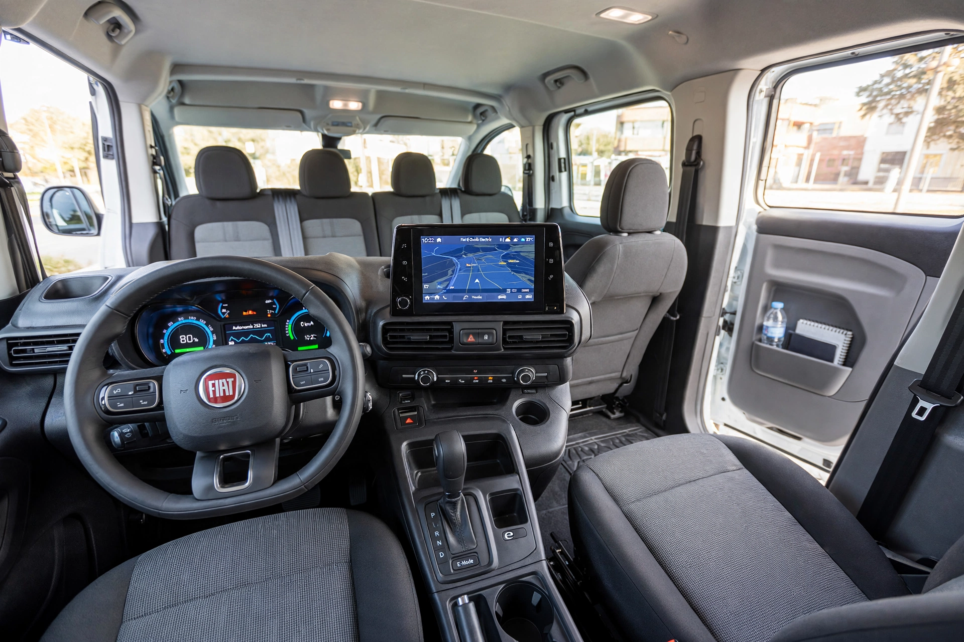 Interior del Fiat E-Doblò eléctrico, 5 asientos