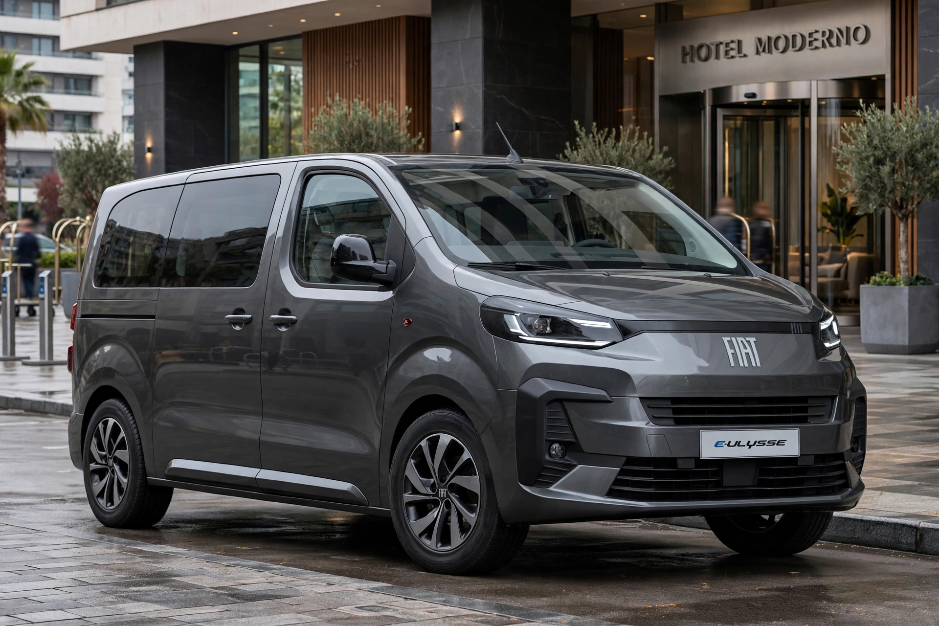 Fiat E-Ulysse gris oscuro frente a hotel moderno