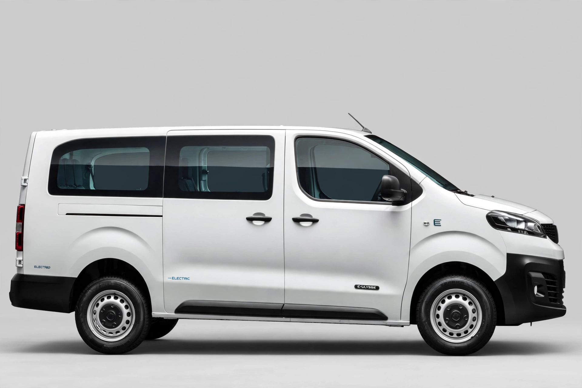Fiat E-Ulysse blanco, vista lateral con puertas correderas