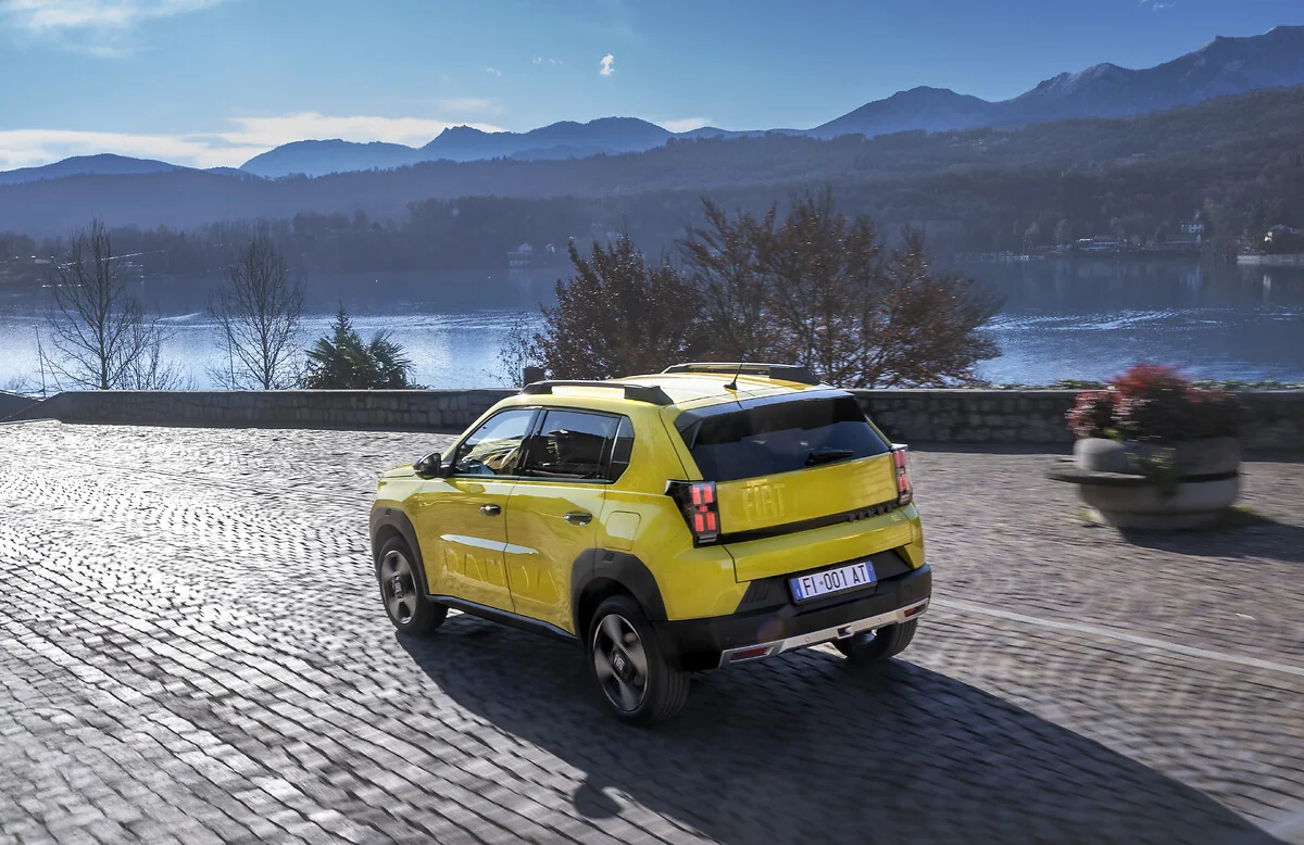 Fiat Grande Panda eléctrico amarillo tres cuartos trasero