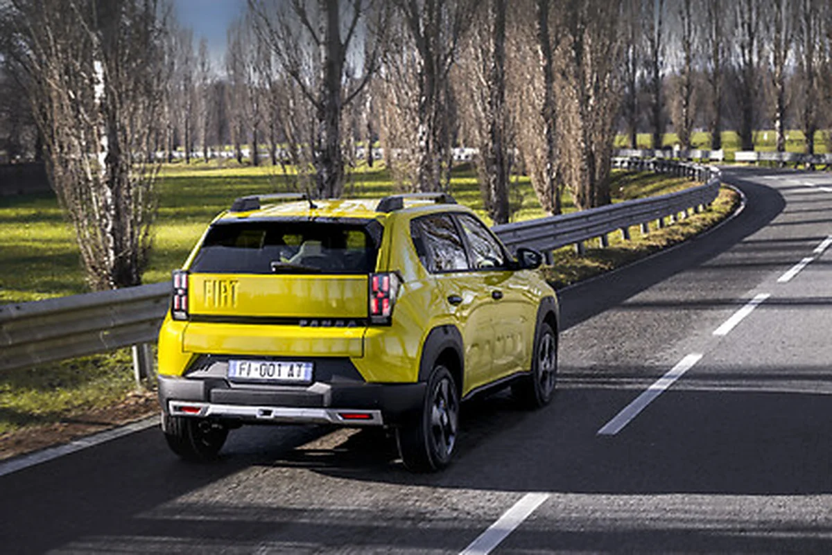 Fiat Grande Panda eléctrico amarillo trasero en carretera