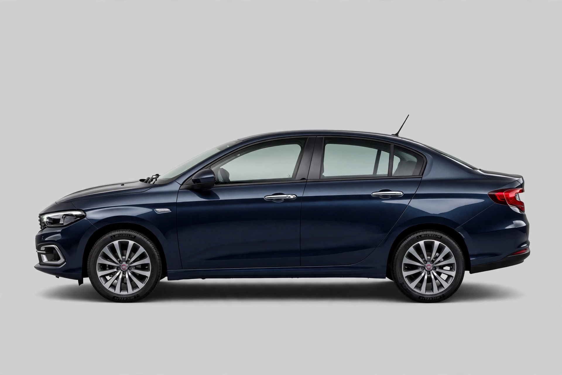 Fiat Tipo sedán azul oscuro, vista lateral