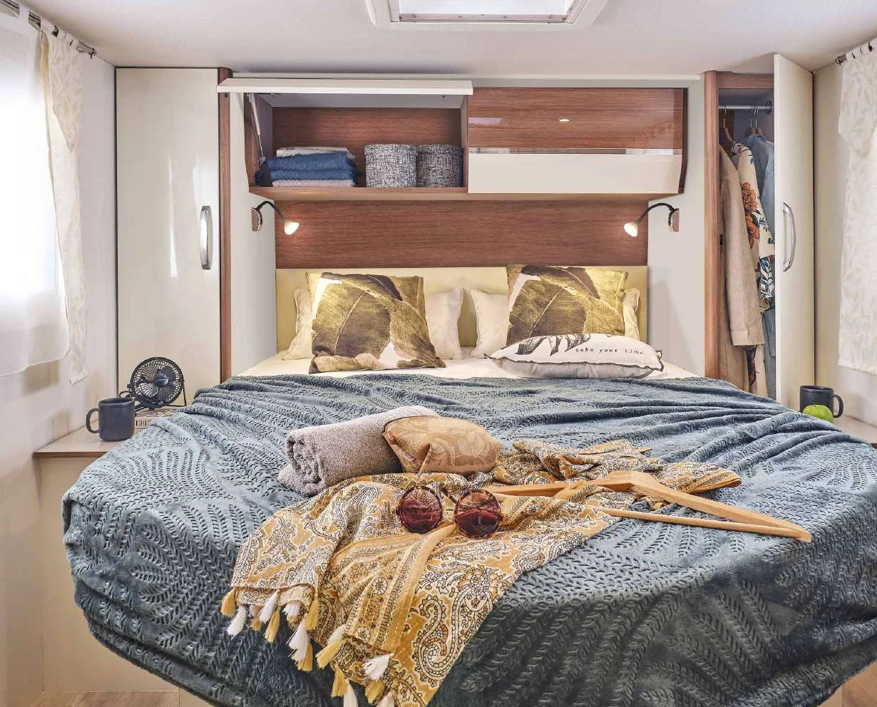 Dormitorio con cama central del Baxter 68 LM (foto oficial del fabricante)