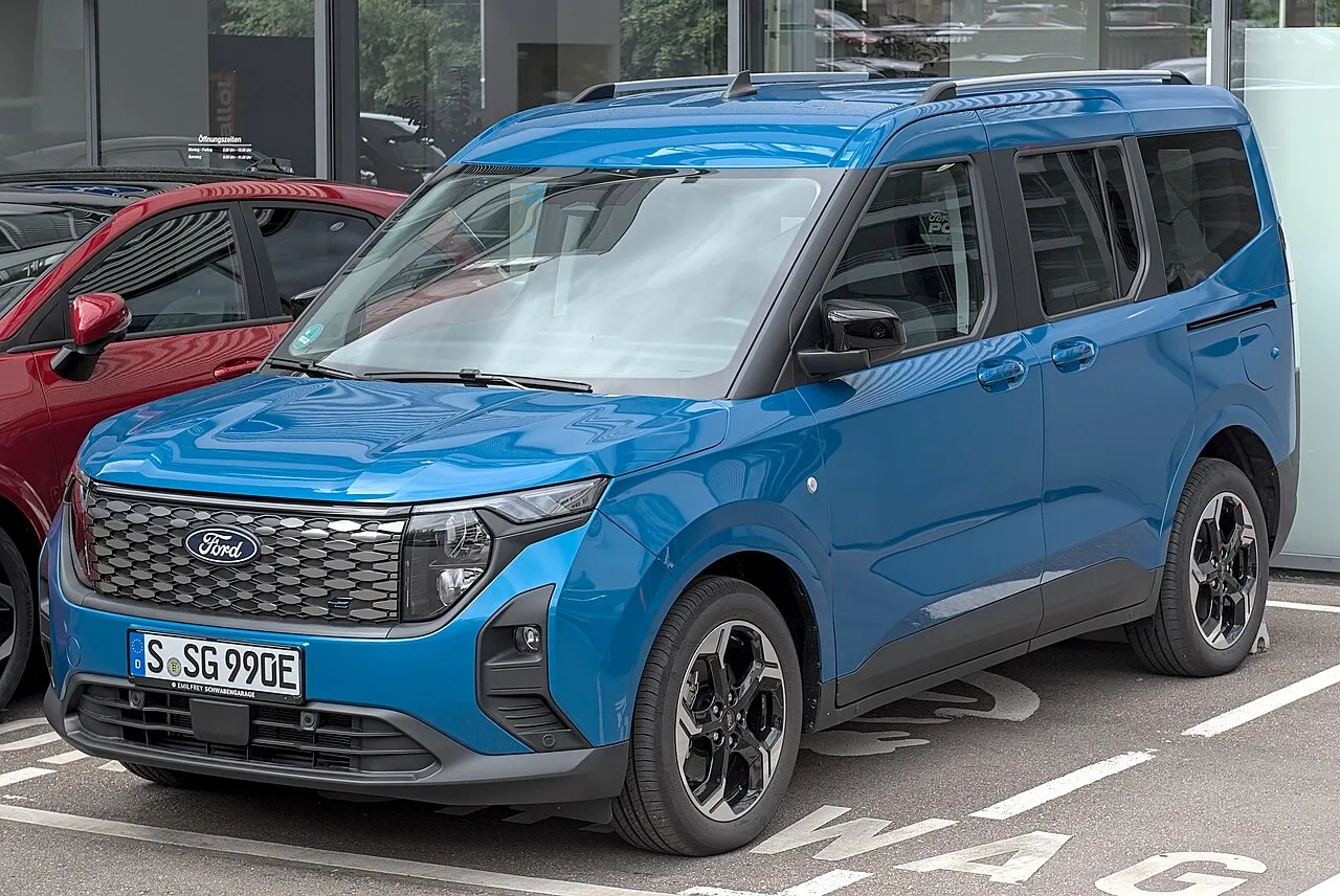 Ford E-Tourneo Courier Titanium en blanco, vista delantera tres cuartos