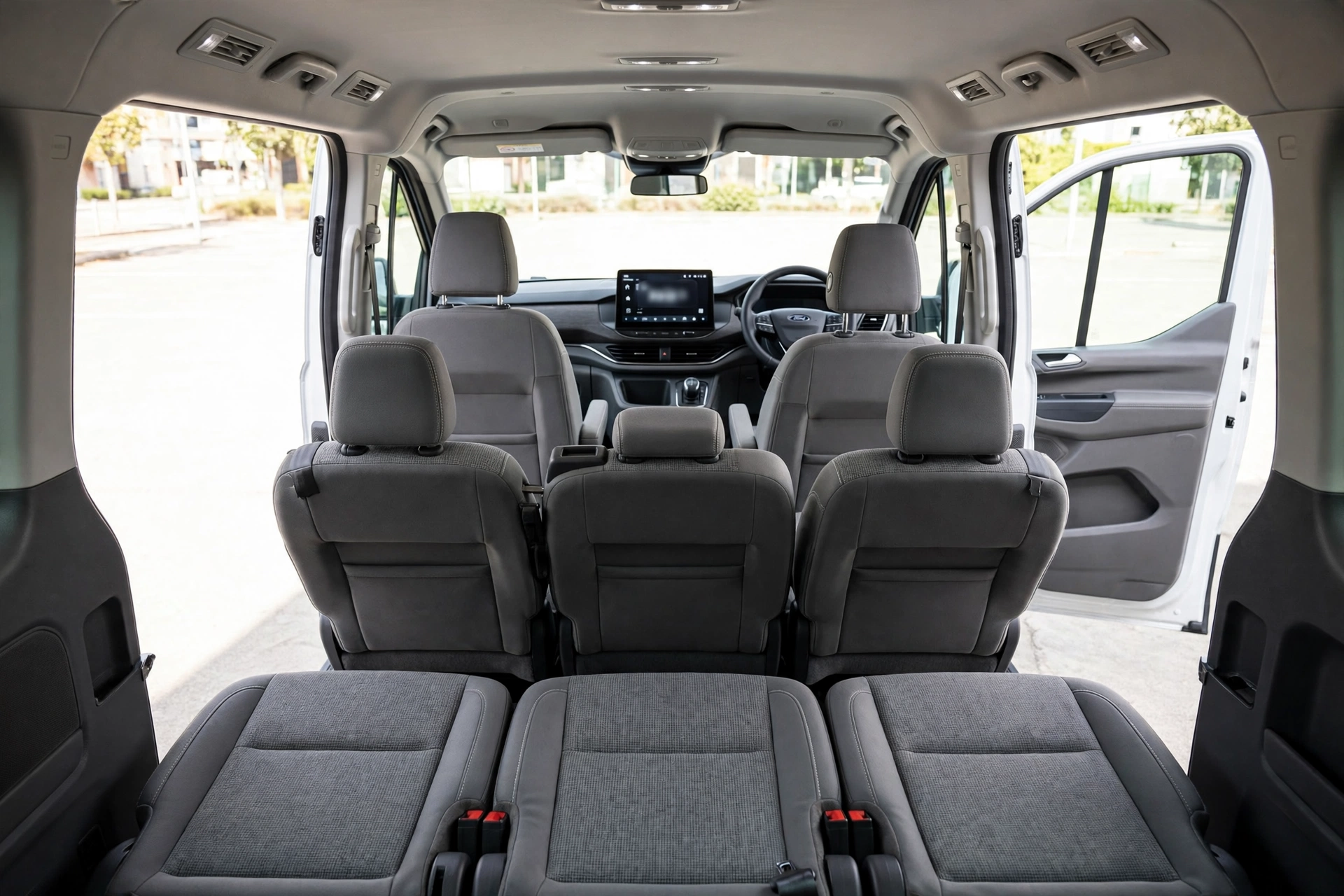 Interior del Ford E-Tourneo Custom, tres filas de asientos