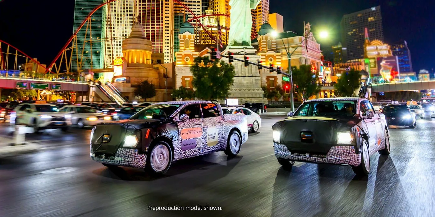 Prototipos camuflados de la pickup eléctrica Ford Fathom circulando de noche por Las Vegas