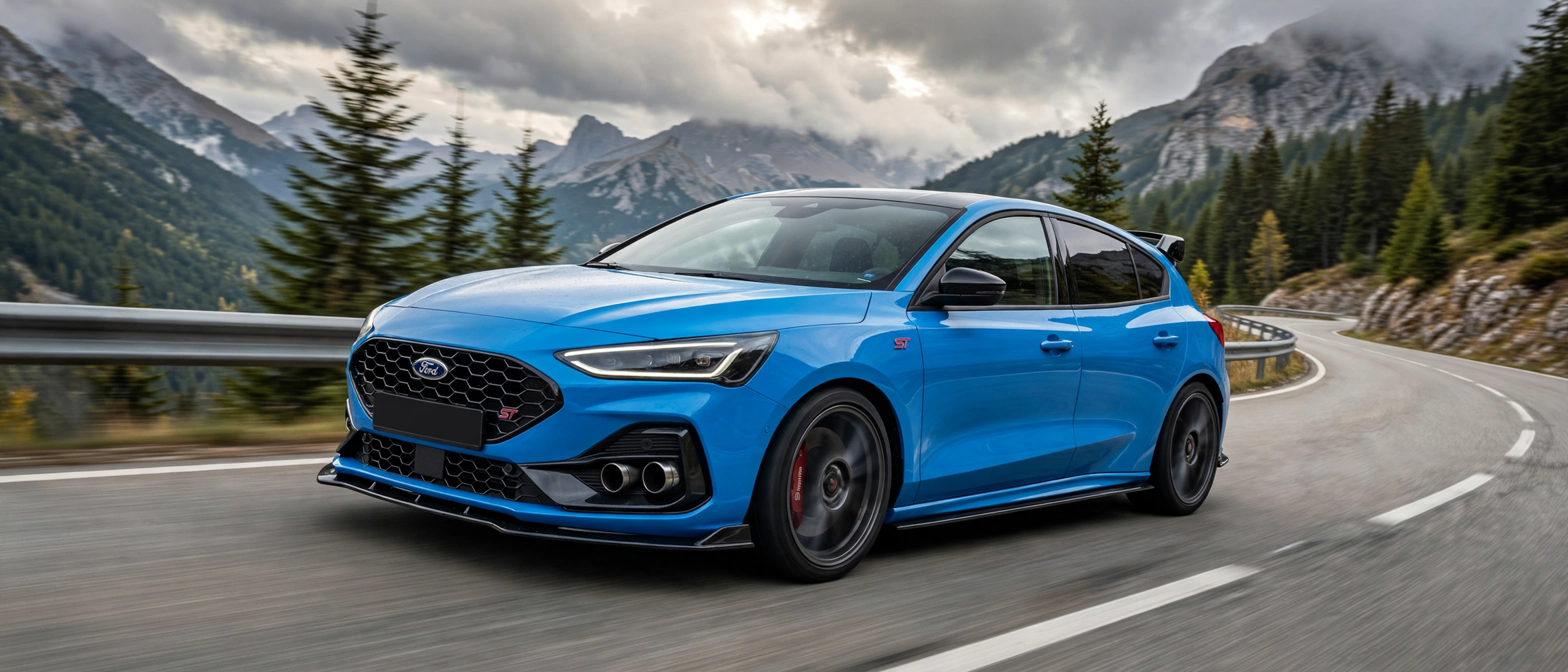 Ford Focus ST azul en carretera de montaña, vista tres cuartos delantera