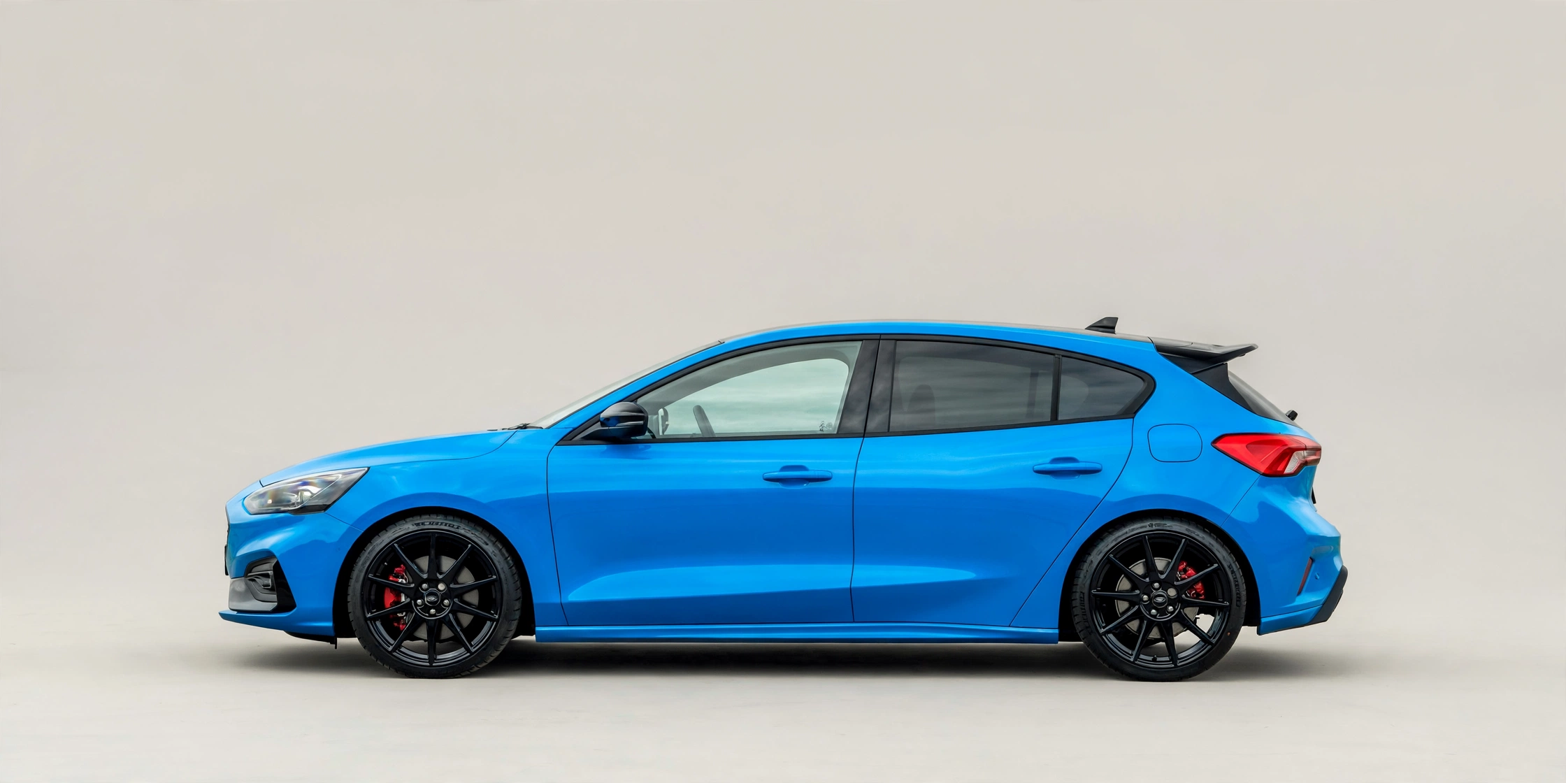 Ford Focus ST azul, vista lateral