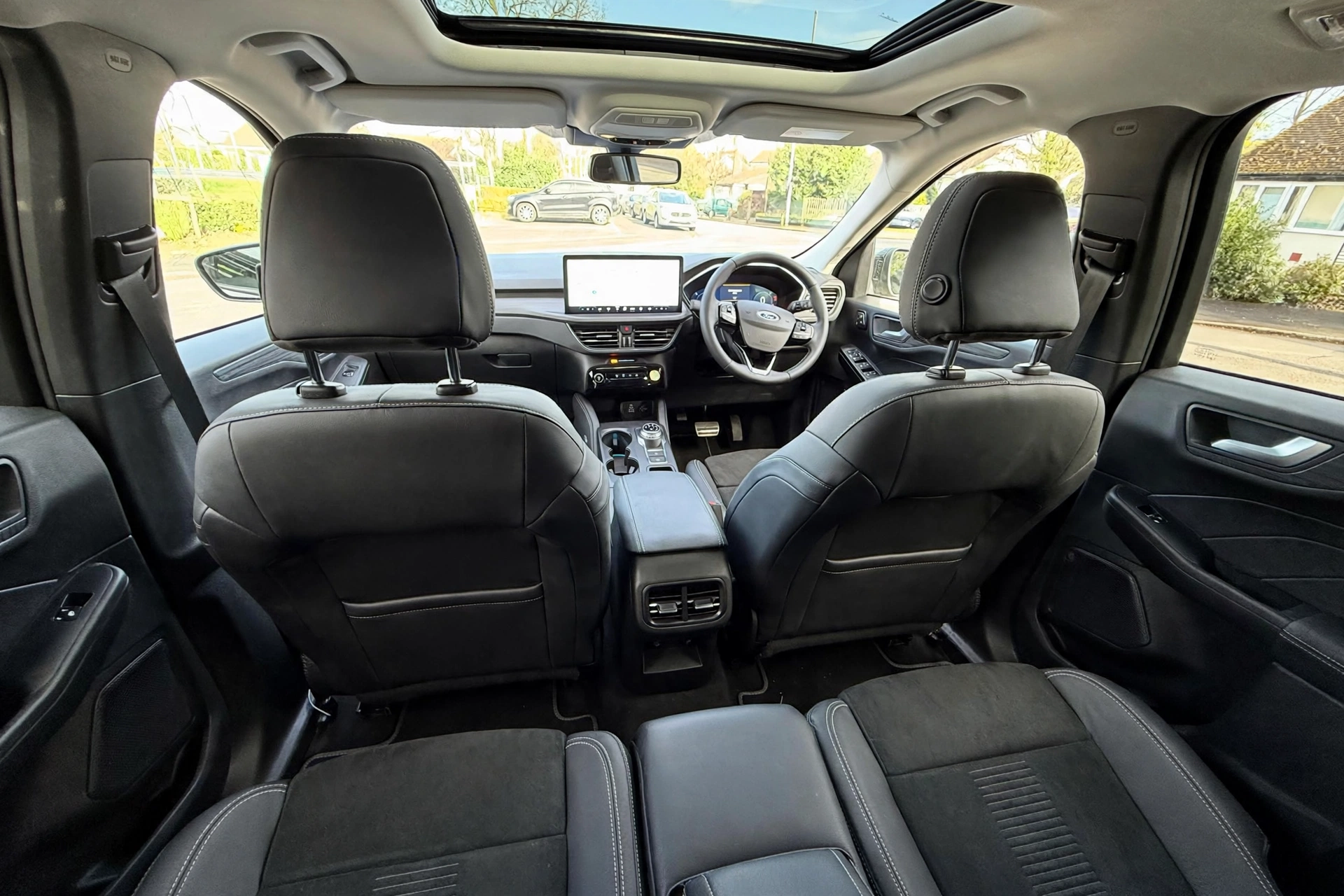 Interior oficial del Ford Kuga FHEV