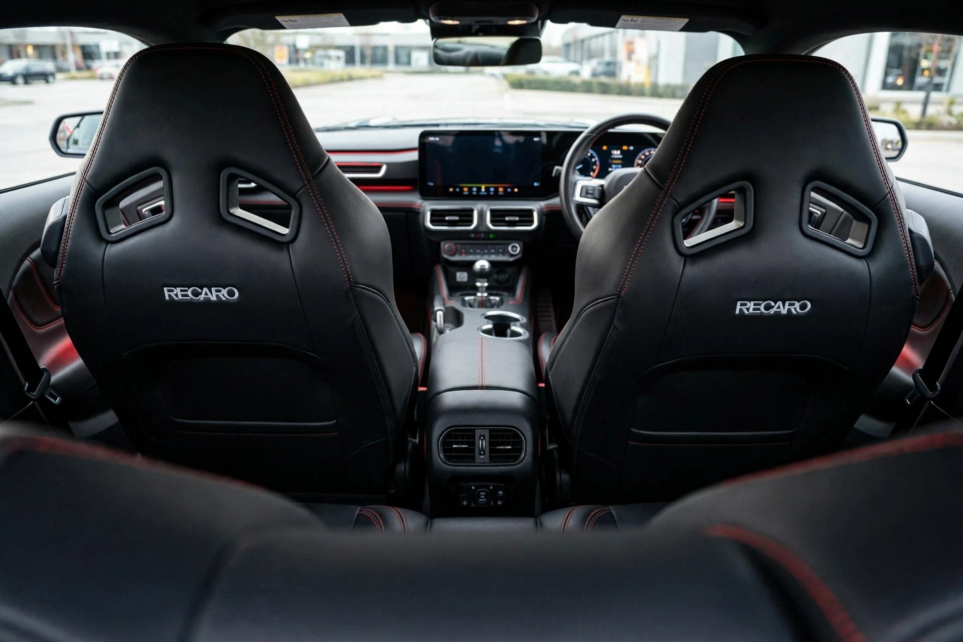 Interior del Ford Mustang GT Fastback, cuero negro con costuras rojas