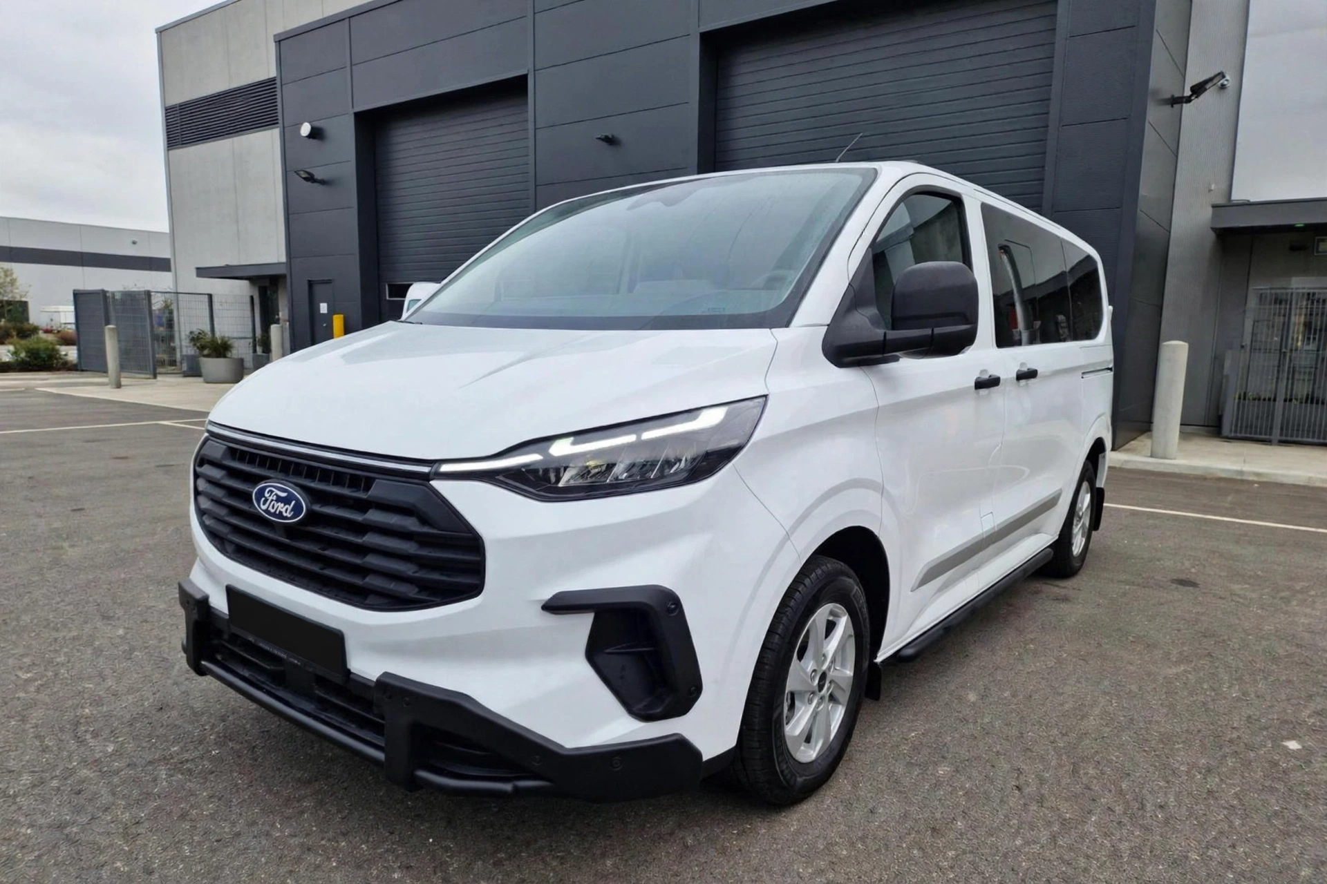 Ford Transit Custom Kombi, vista tres cuartos