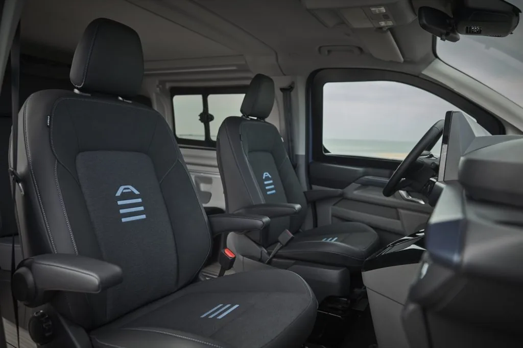 Interior de la Ford Transit Custom Nugget Active 2026, salpicadero