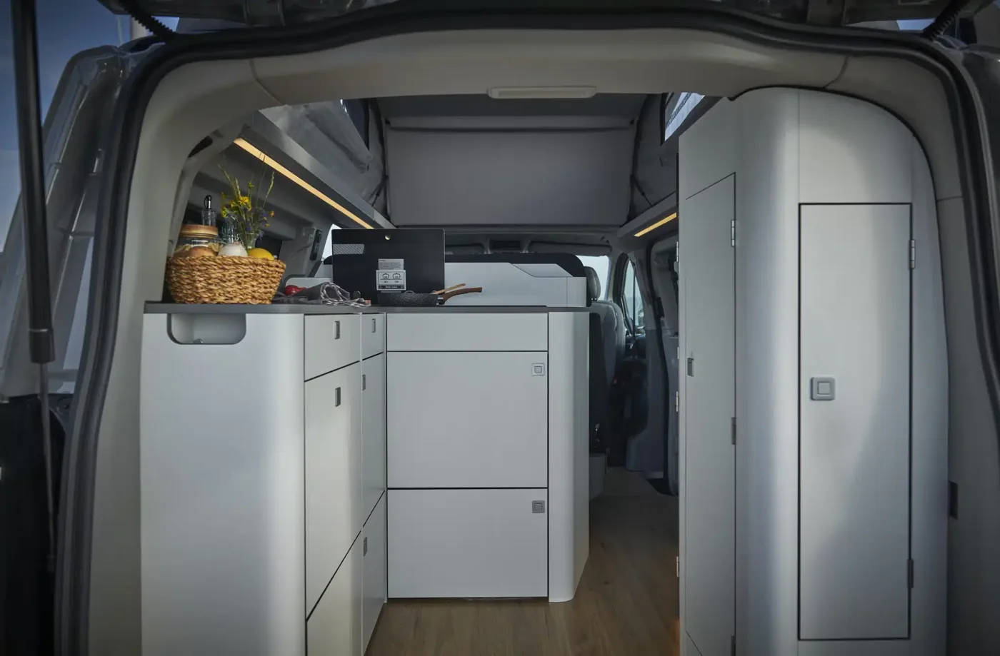 Interior de la Ford Transit Custom Nugget Plus 2026, zona de almacenaje
