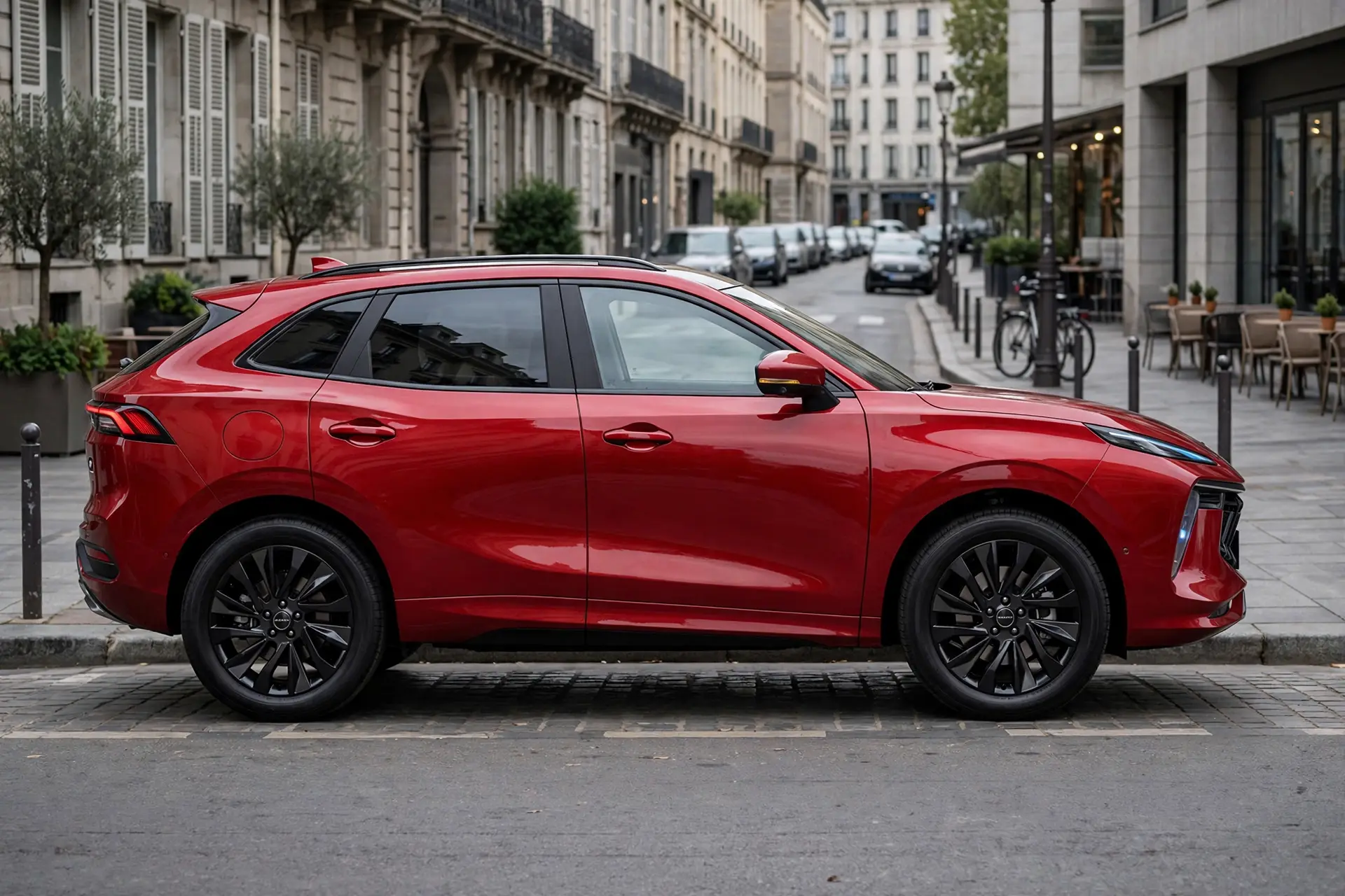 Forthing T5 EVO rojo, vista lateral en calle europea