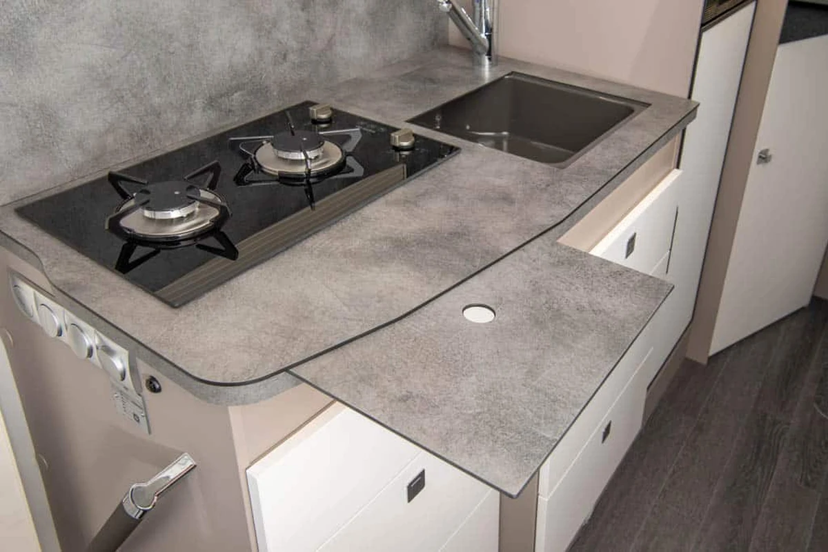 Cocina del Frankia NEO I 7 GDK con fogones de gas y fregadero