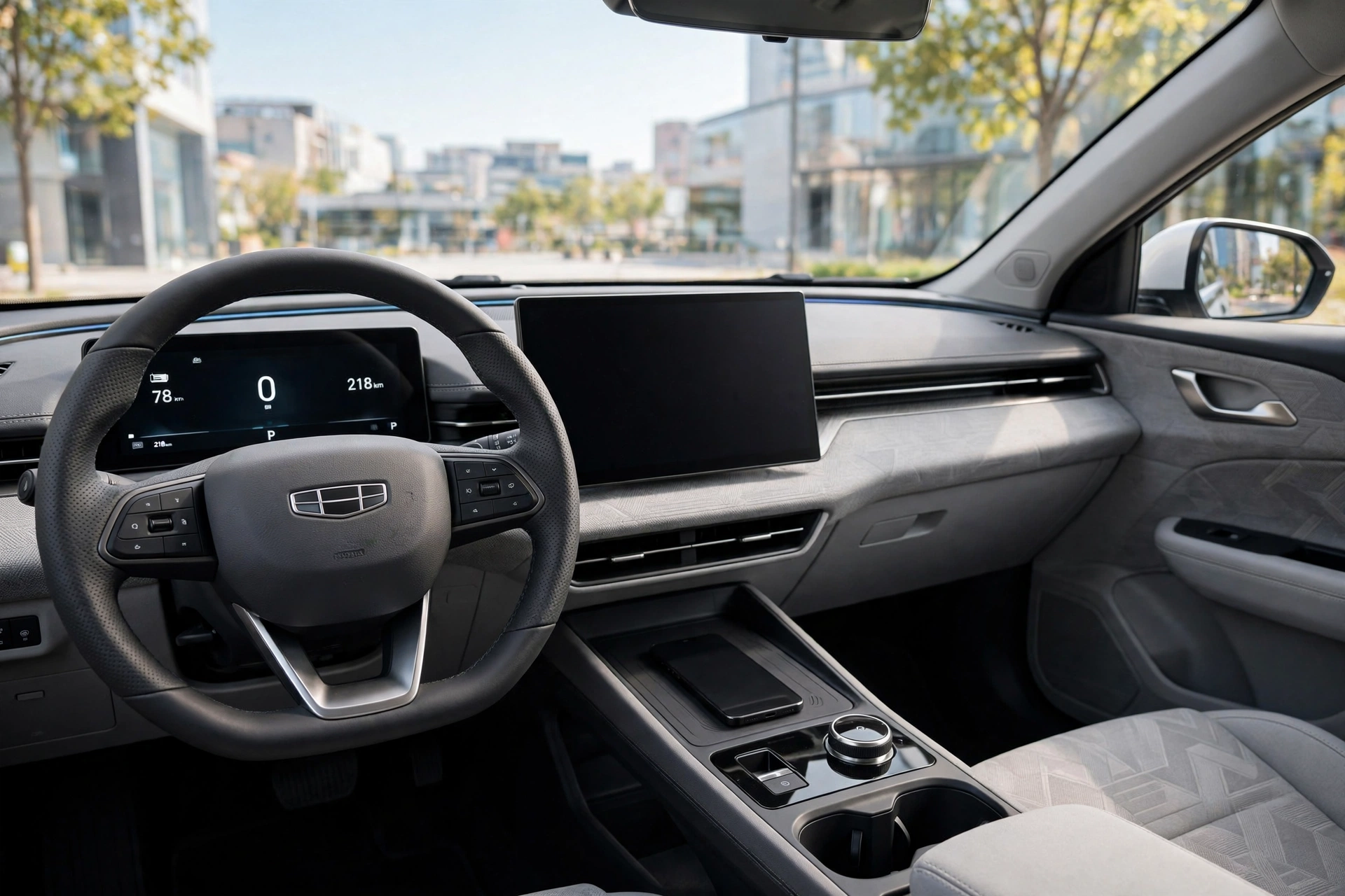 Interior del Geely E2 con pantalla táctil central, imagen editorial