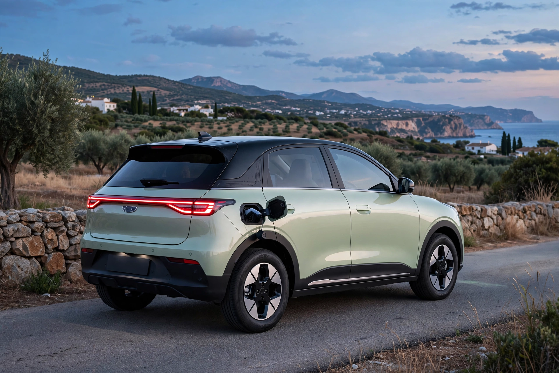 Geely E2 en tres cuartos trasero mostrando su firma lumínica, imagen editorial