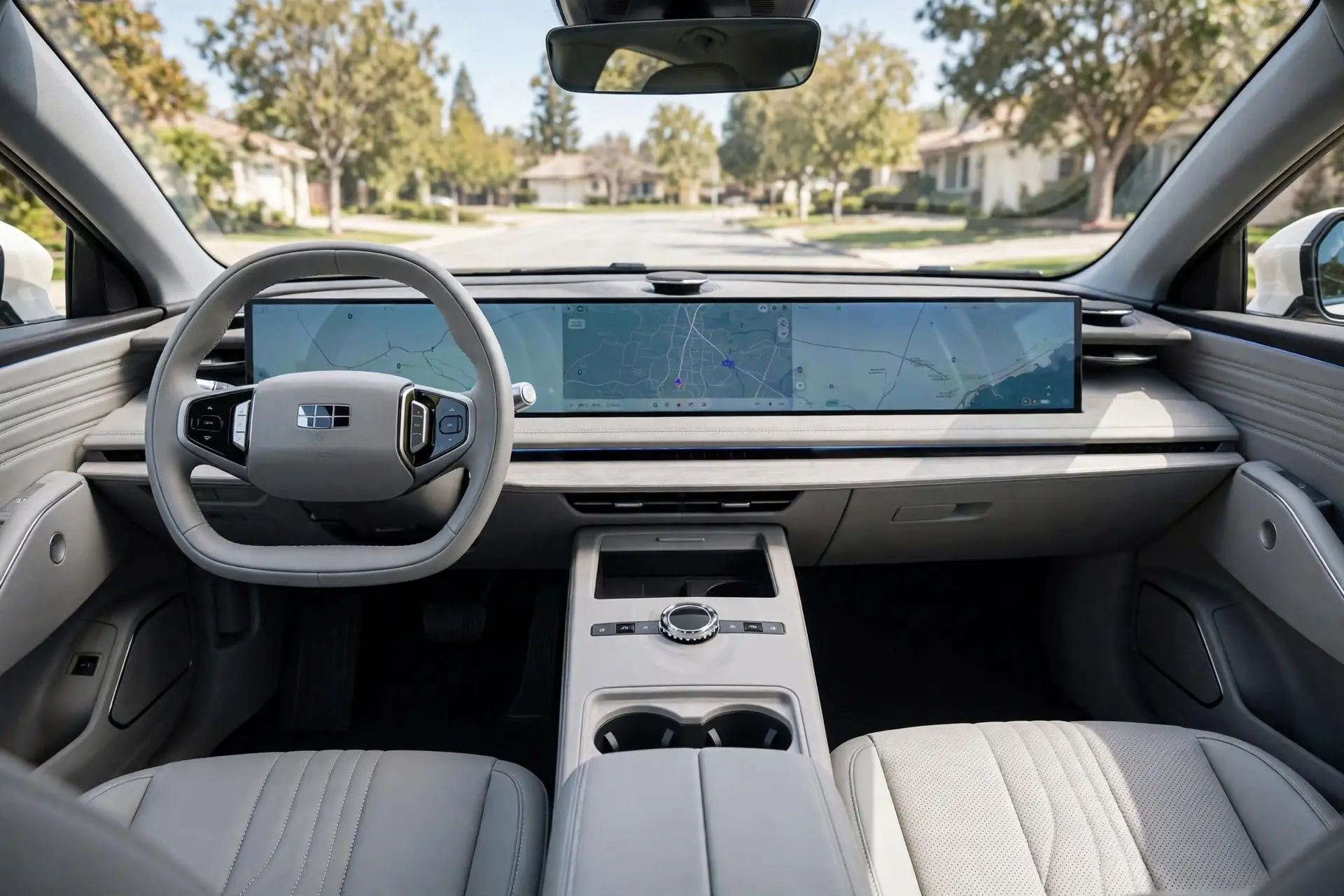 Interior del Geely Galaxy E8 con pantalla panorámica y volante