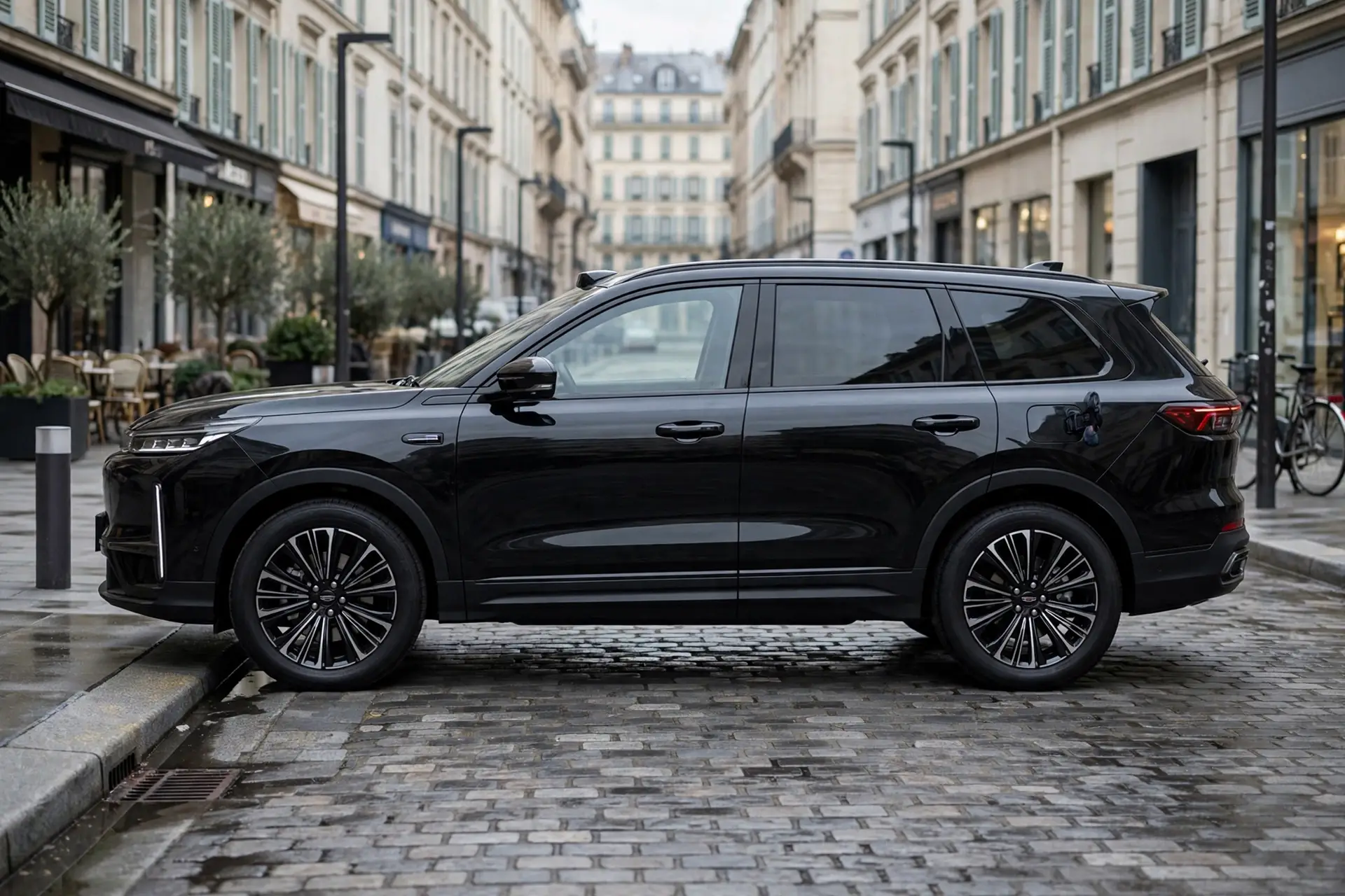 Geely Galaxy M9 de perfil en una calle europea