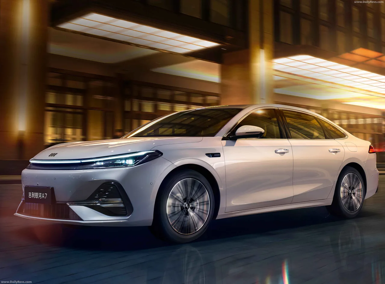 Geely Galaxy A7 berlina híbrida enchufable blanca circulando de noche en ciudad