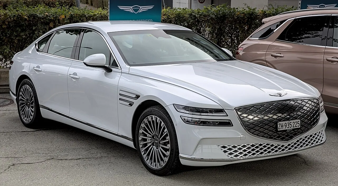 Genesis Electrified G80 plateado, vista lateral en marcha (foto oficial)