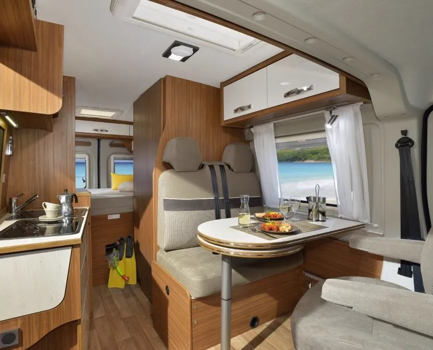 Interior del Globecar GlobeScout Plus, cama transversal