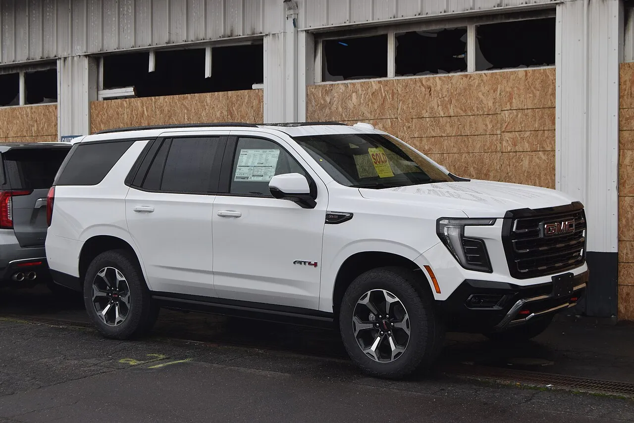 GMC Yukon Denali, vista trasera tres cuartos