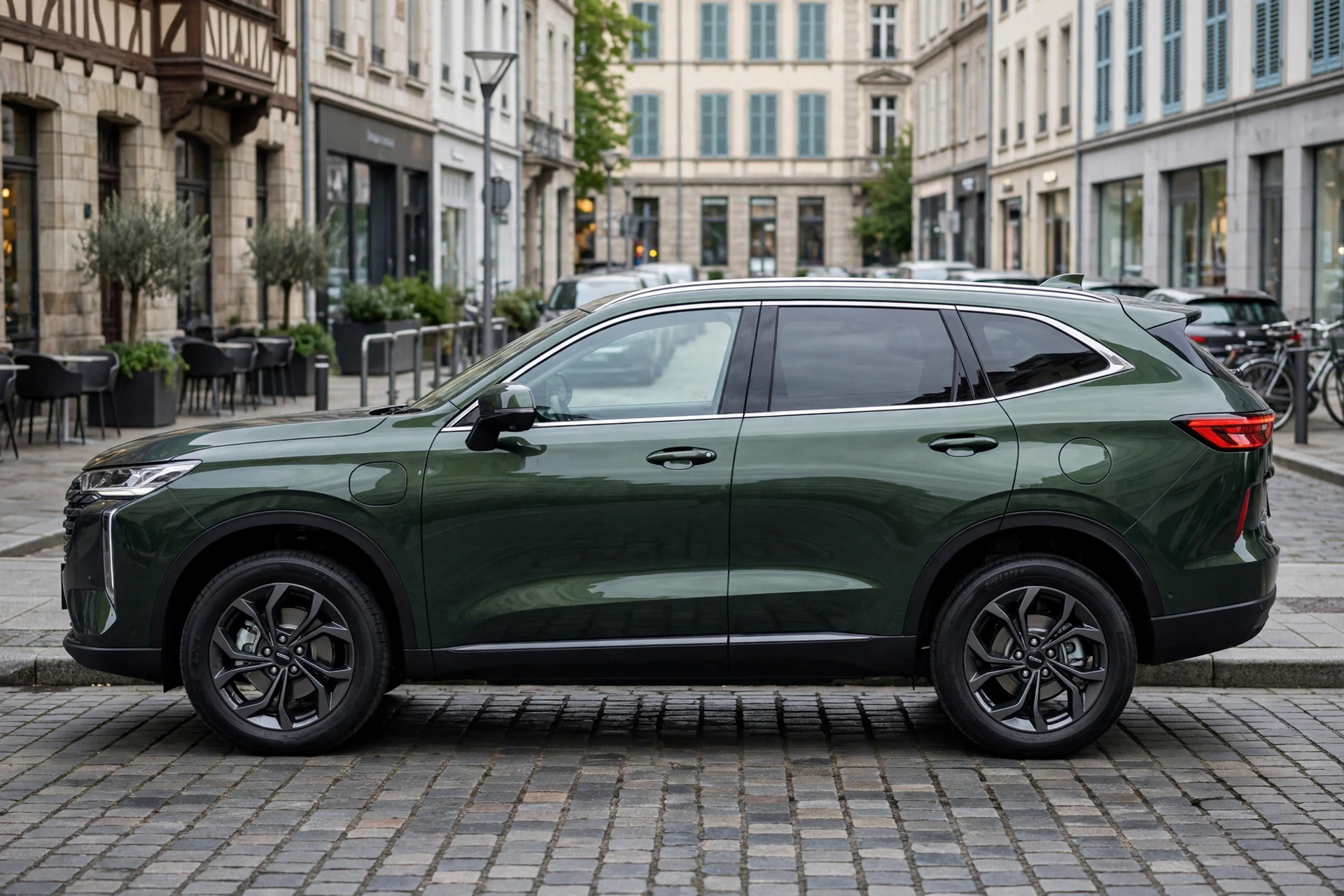 Haval H6 PHEV, vista lateral en calle urbana europea