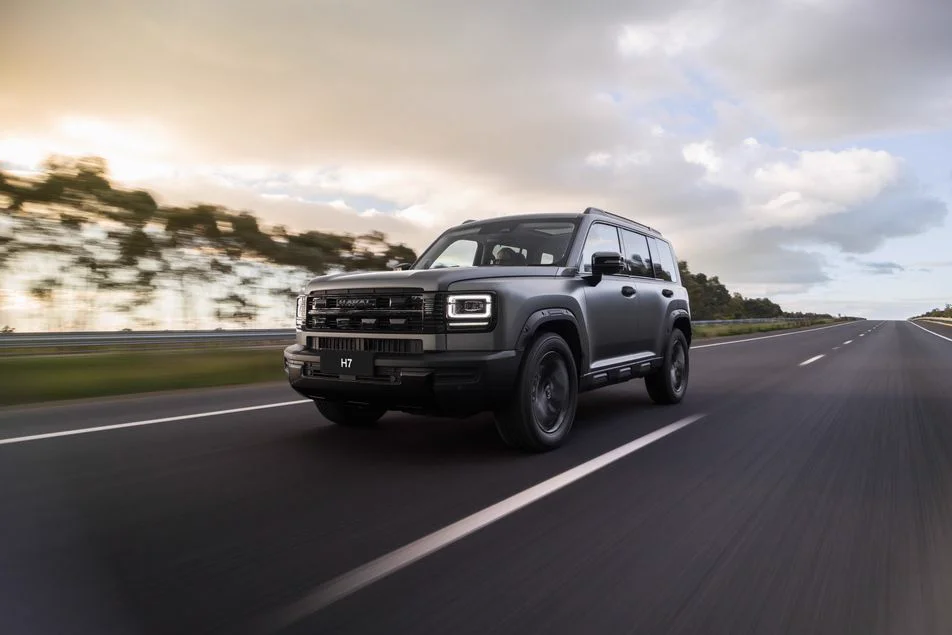 GWM Haval H7 gris, SUV de líneas rectas con aspecto todoterreno, vista lateral