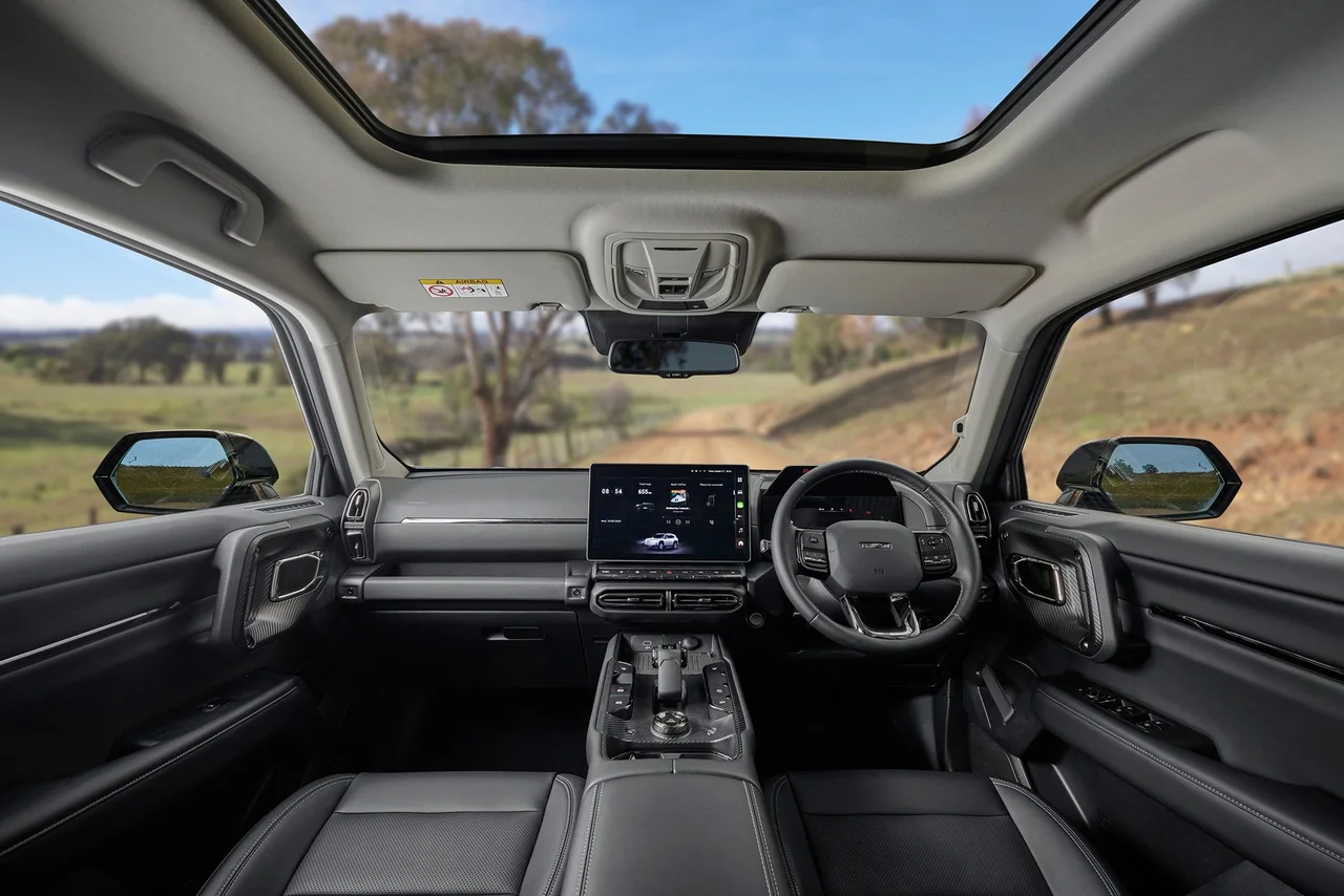 Interior del GWM Haval H7, con pantalla central grande y acabados oscuros