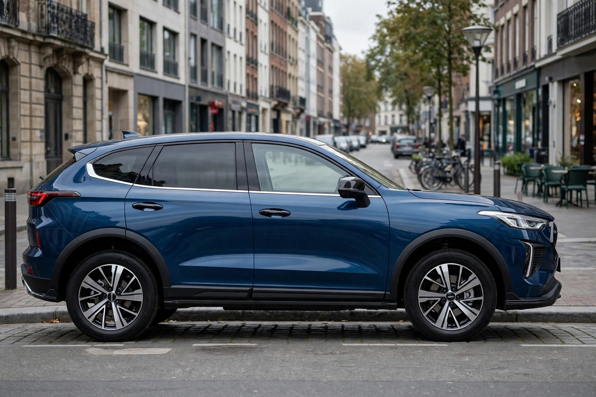 Haval Jolion Pro, vista lateral en calle urbana europea