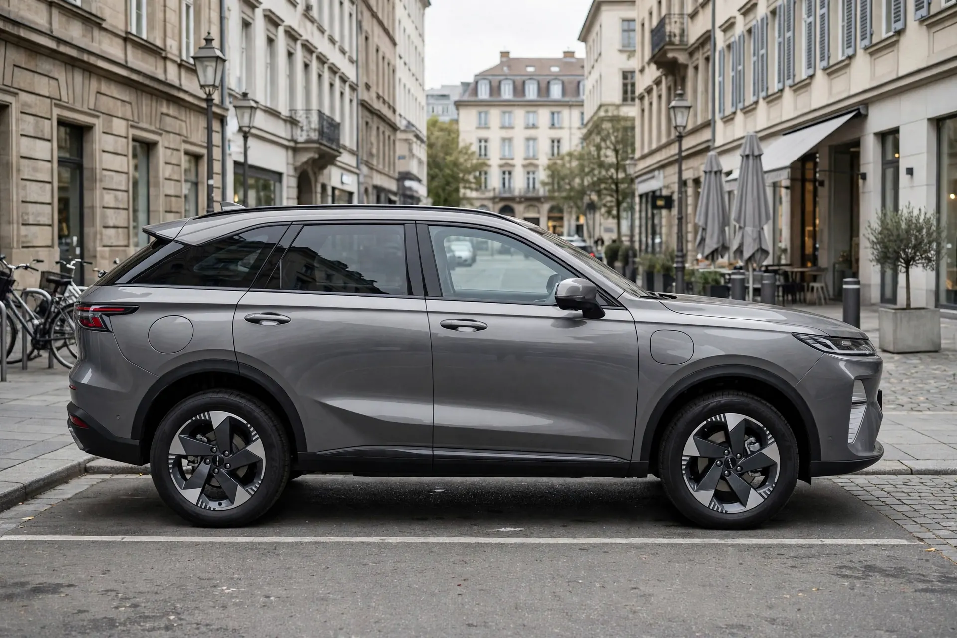 Haval Xiaolong Max, vista lateral en ciudad europea