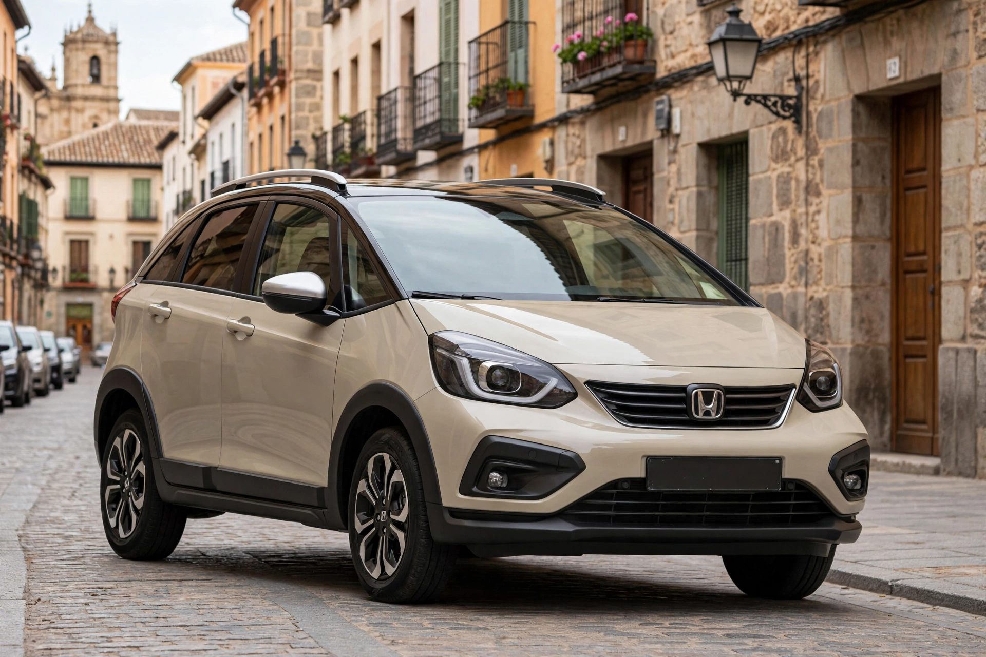 Honda Jazz Crosstar e:HEV beige en una calle de un casco histórico español