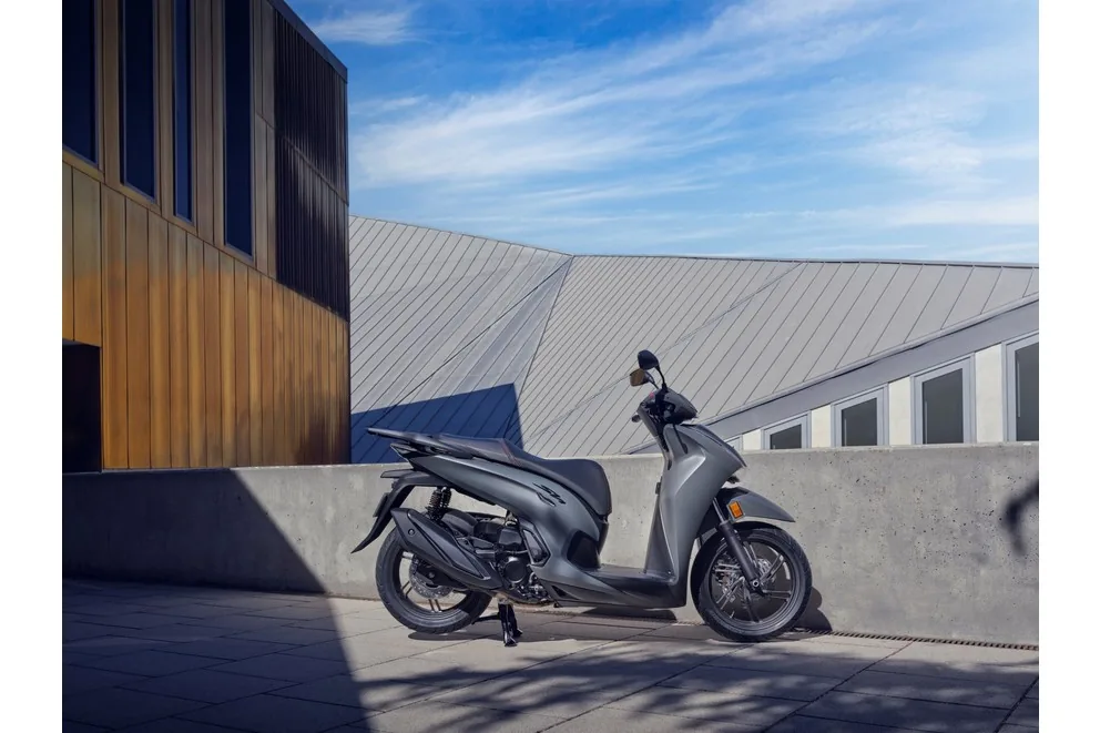 Honda SH350i 2025, vista lateral de rueda alta