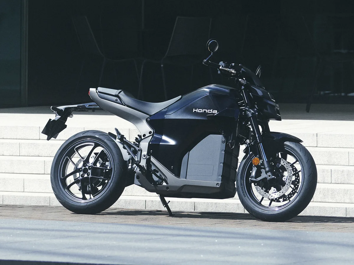 Honda WN7 en negro grafito, vista lateral: la carcasa de la batería hace de chasis
