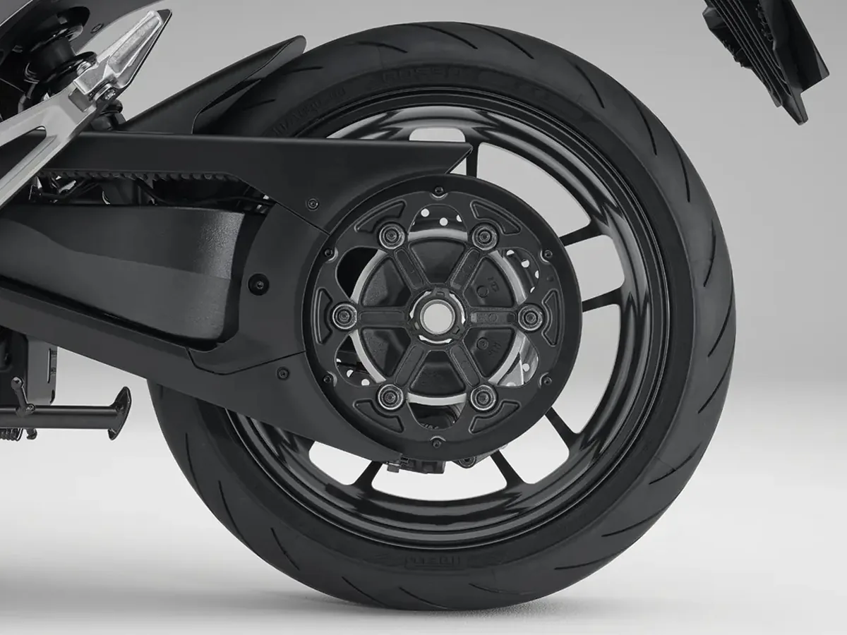 Honda WN7, detalle de la rueda trasera y la transmisión por correa