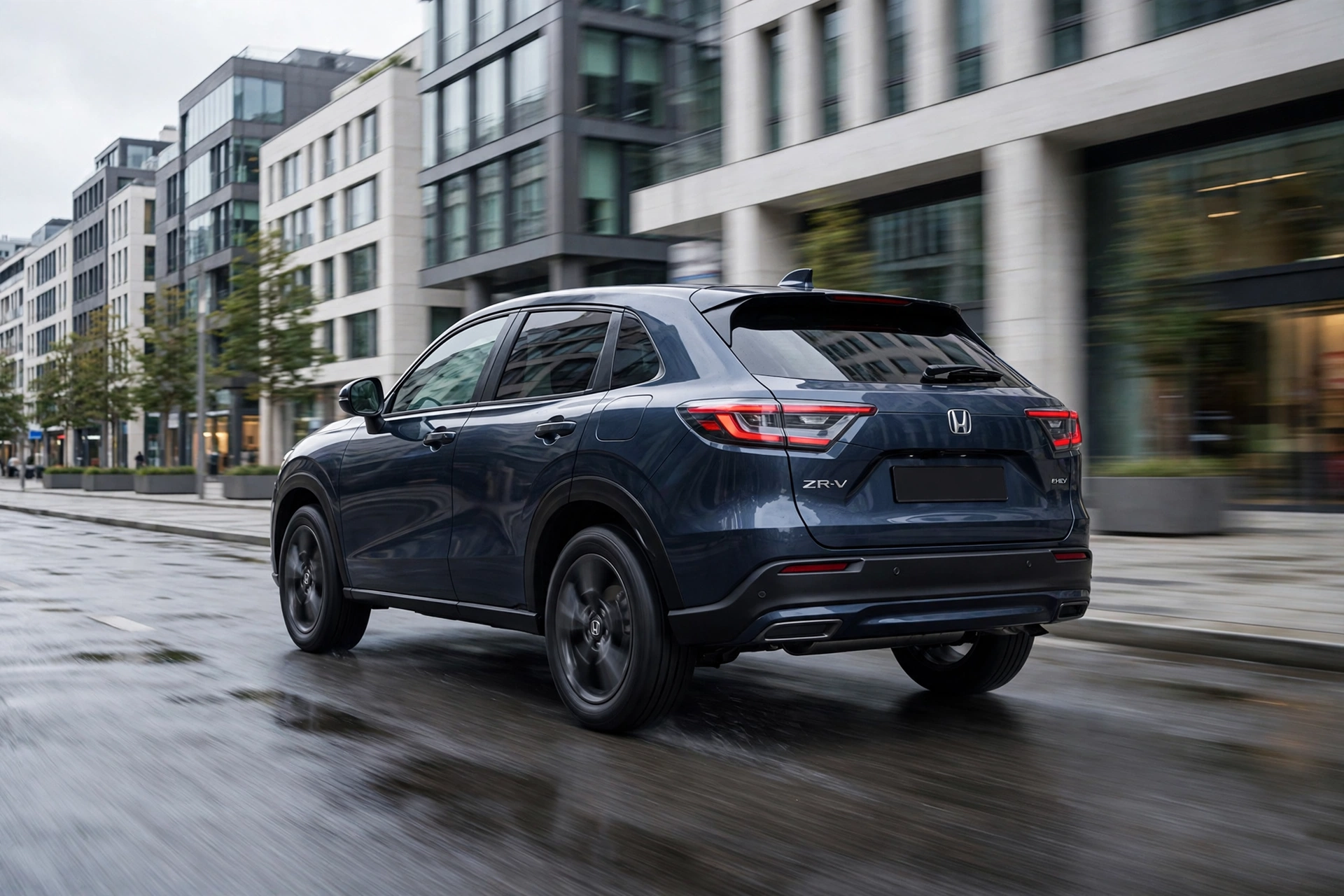 Honda ZR-V circulando por una avenida europea