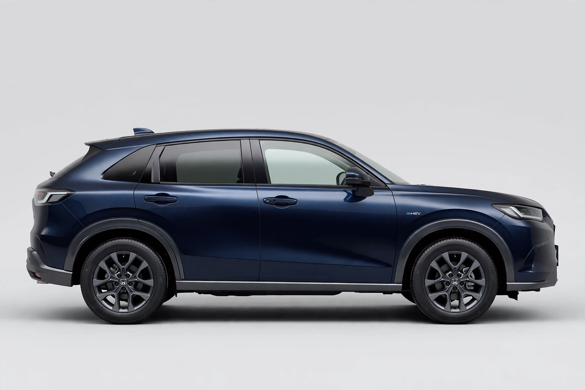 Honda ZR-V e:HEV azul, vista lateral en estudio